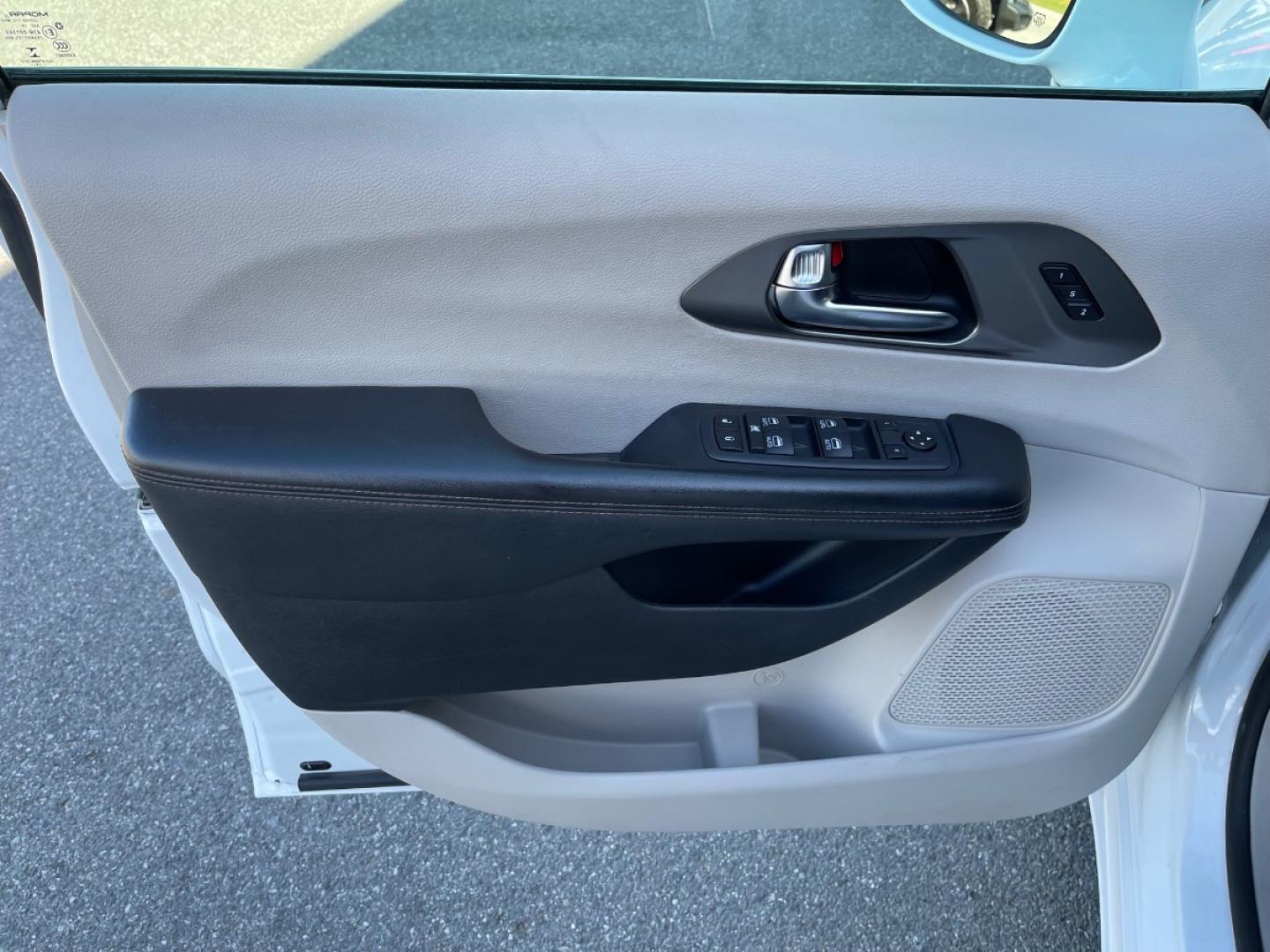 2020 White /Black Chrysler Pacifica Touring-L Plus (2C4RC1EGXLR) with an 3.6L V6 DOHC 24V engine, 9A transmission, located at 1960 Industrial Drive, Wasilla, 99654, (907) 274-2277, 61.573475, -149.400146 - Photo#9