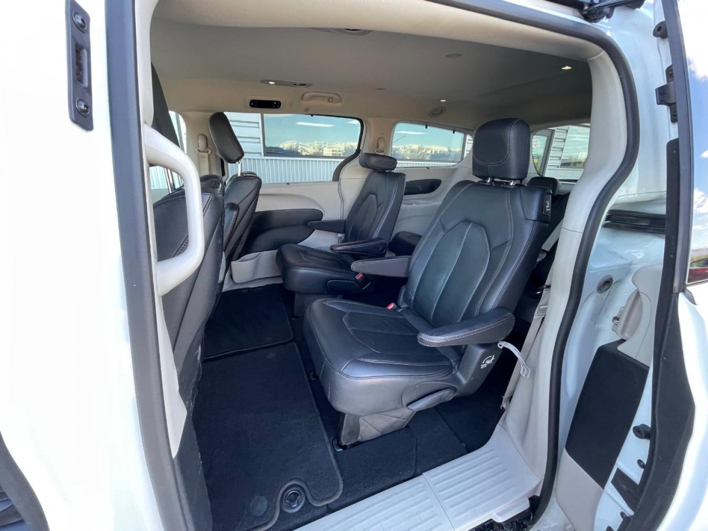 2020 White /Black Chrysler Pacifica Touring-L Plus (2C4RC1EGXLR) with an 3.6L V6 DOHC 24V engine, 9A transmission, located at 1960 Industrial Drive, Wasilla, 99654, (907) 274-2277, 61.573475, -149.400146 - Photo#10