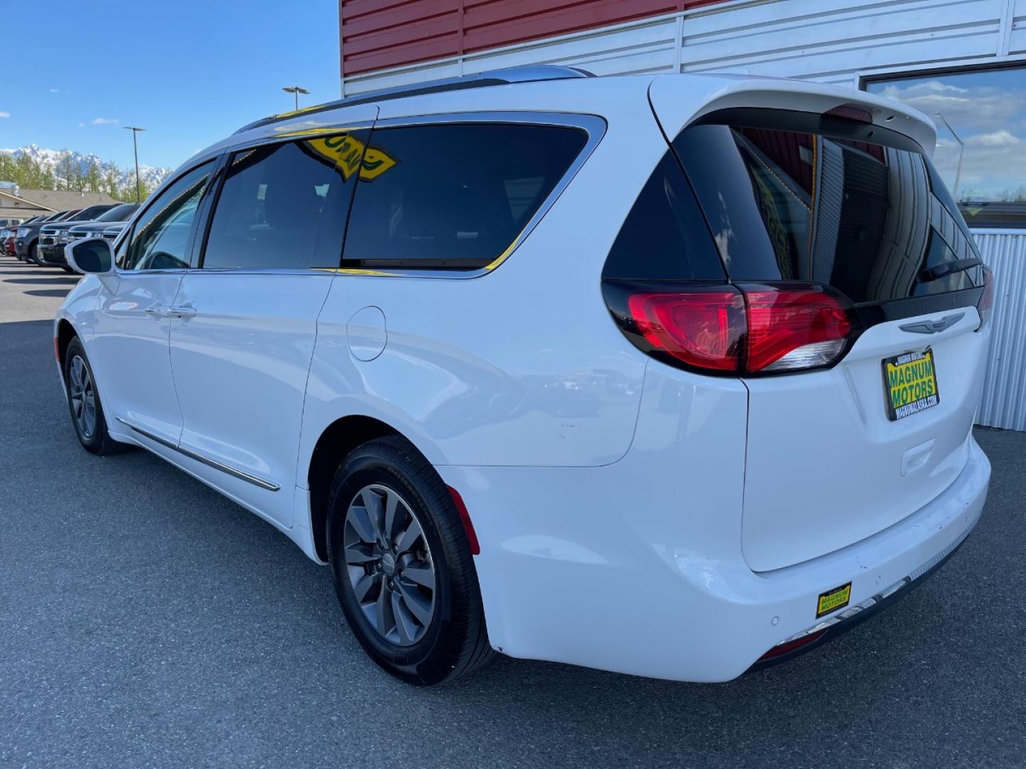 2020 White /Black Chrysler Pacifica Touring-L Plus (2C4RC1EGXLR) with an 3.6L V6 DOHC 24V engine, 9A transmission, located at 1960 Industrial Drive, Wasilla, 99654, (907) 274-2277, 61.573475, -149.400146 - Photo#3