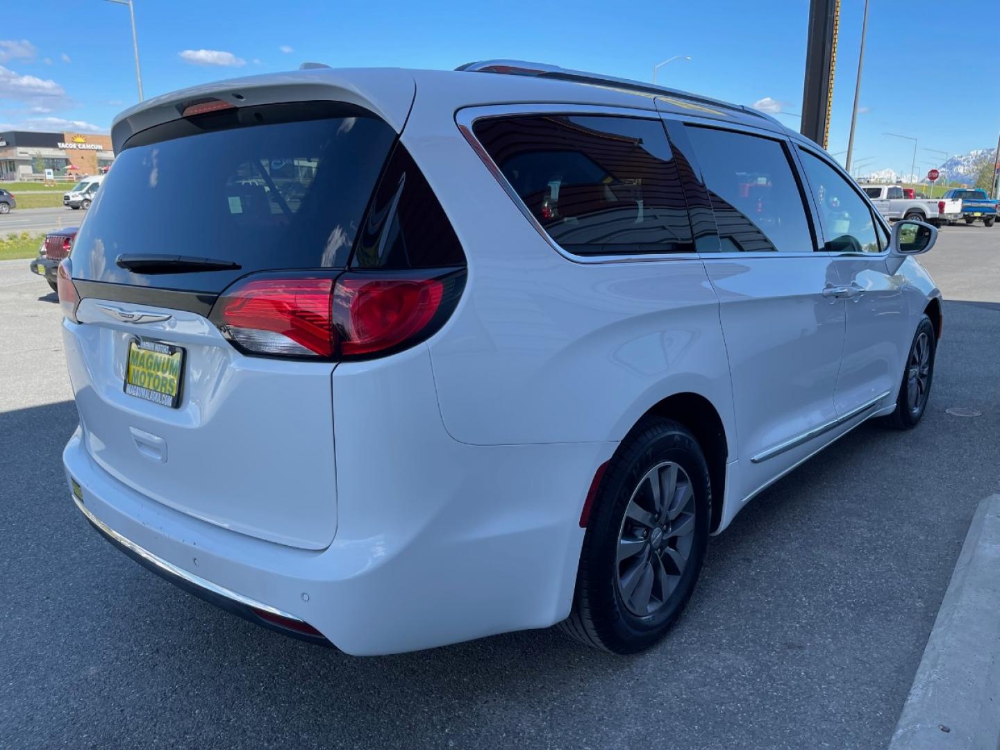 2020 White /Black Chrysler Pacifica Touring-L Plus (2C4RC1EGXLR) with an 3.6L V6 DOHC 24V engine, 9A transmission, located at 1960 Industrial Drive, Wasilla, 99654, (907) 274-2277, 61.573475, -149.400146 - Photo#5