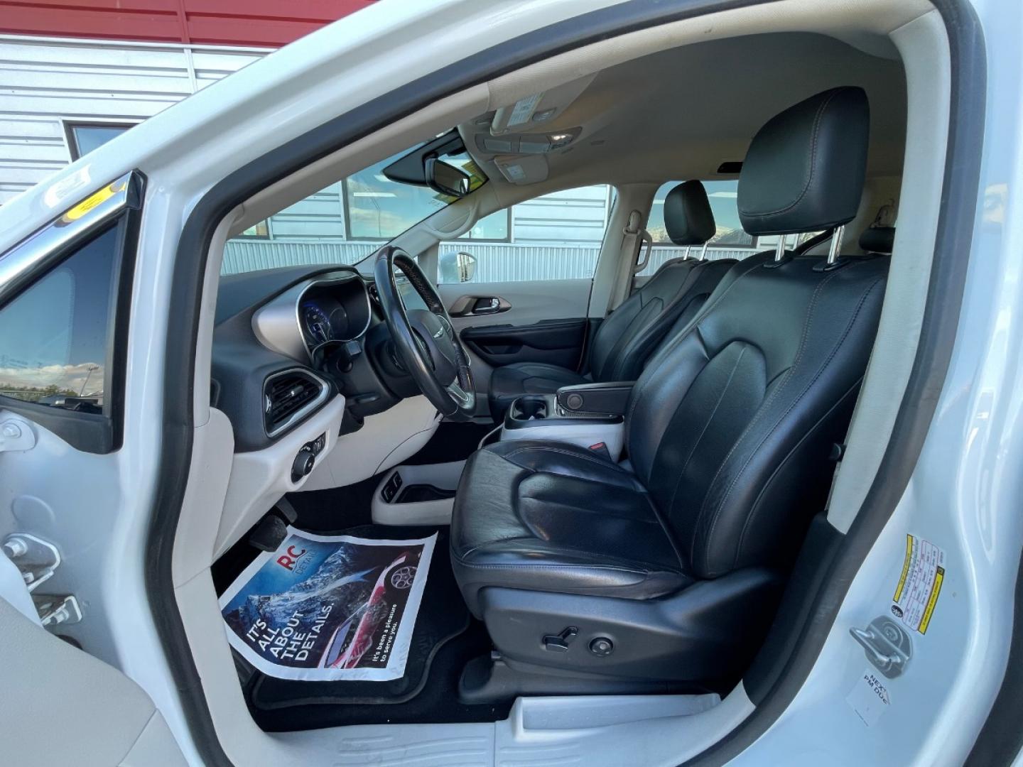 2020 White /Black Chrysler Pacifica Touring-L Plus (2C4RC1EGXLR) with an 3.6L V6 DOHC 24V engine, 9A transmission, located at 1960 Industrial Drive, Wasilla, 99654, (907) 274-2277, 61.573475, -149.400146 - Photo#8