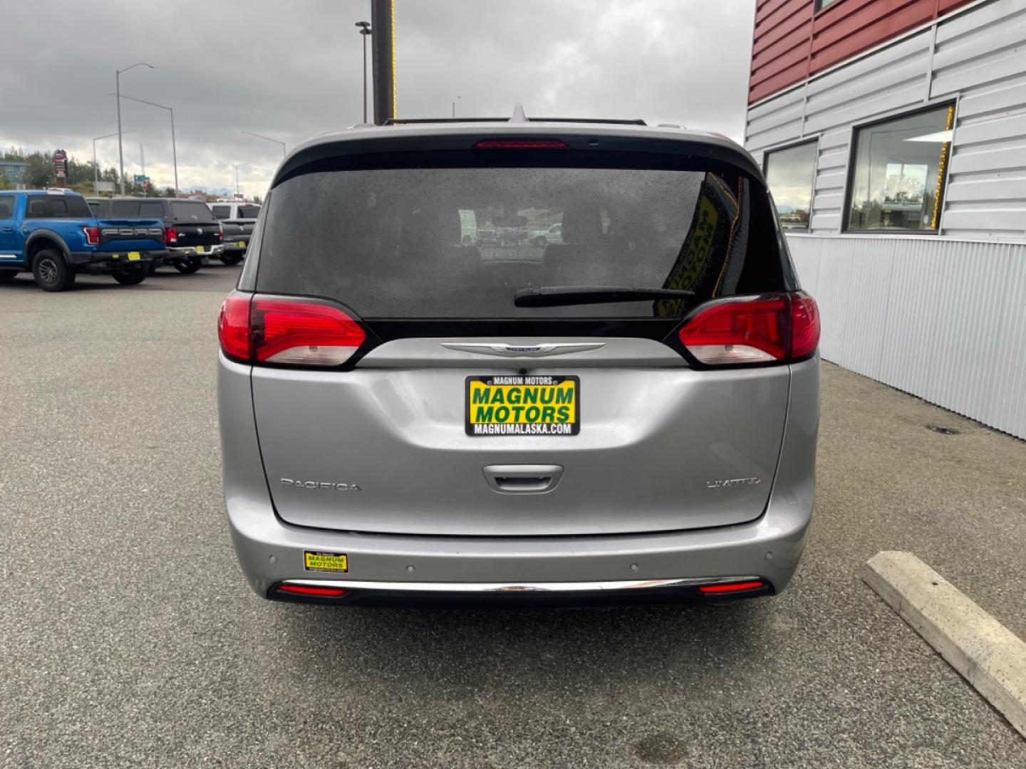 2020 SILVER CHRYSLER PACIFICA LIMITED (2C4RC1GG5LR) with an 3.6L engine, Automatic transmission, located at 1960 Industrial Drive, Wasilla, 99654, (907) 274-2277, 61.573475, -149.400146 - Photo#3