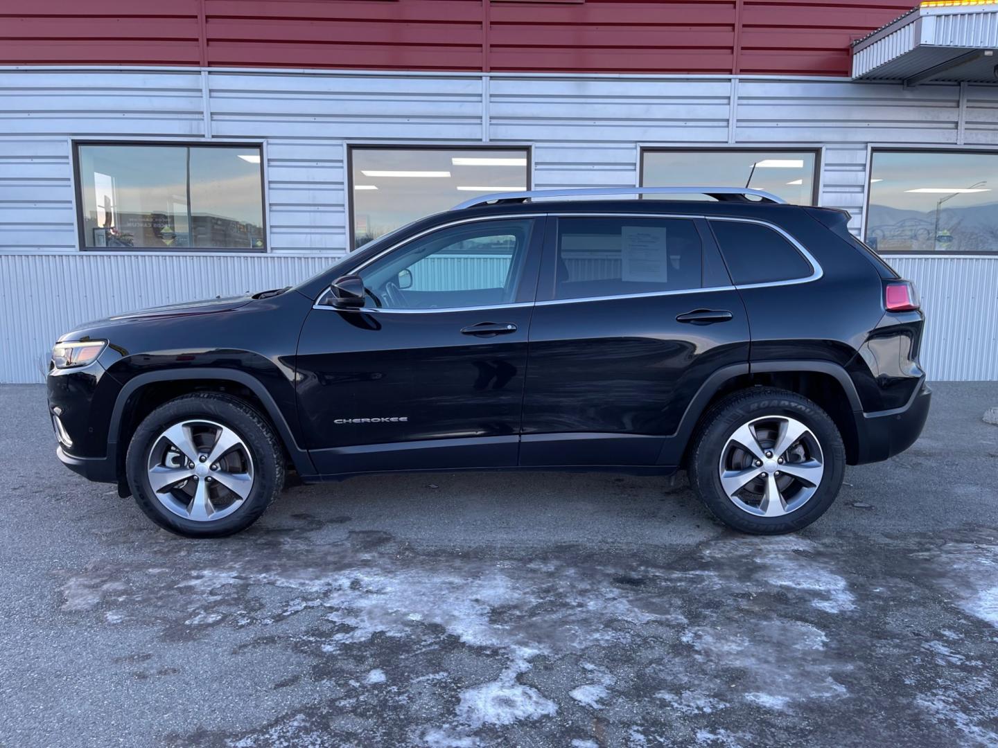 2021 Black /Black Jeep Cherokee Limited 4WD (1C4PJMDX5MD) with an 3.2L V6 DOHC 24V engine, 9A transmission, located at 1960 Industrial Drive, Wasilla, 99654, (907) 274-2277, 61.573475, -149.400146 - Photo#2