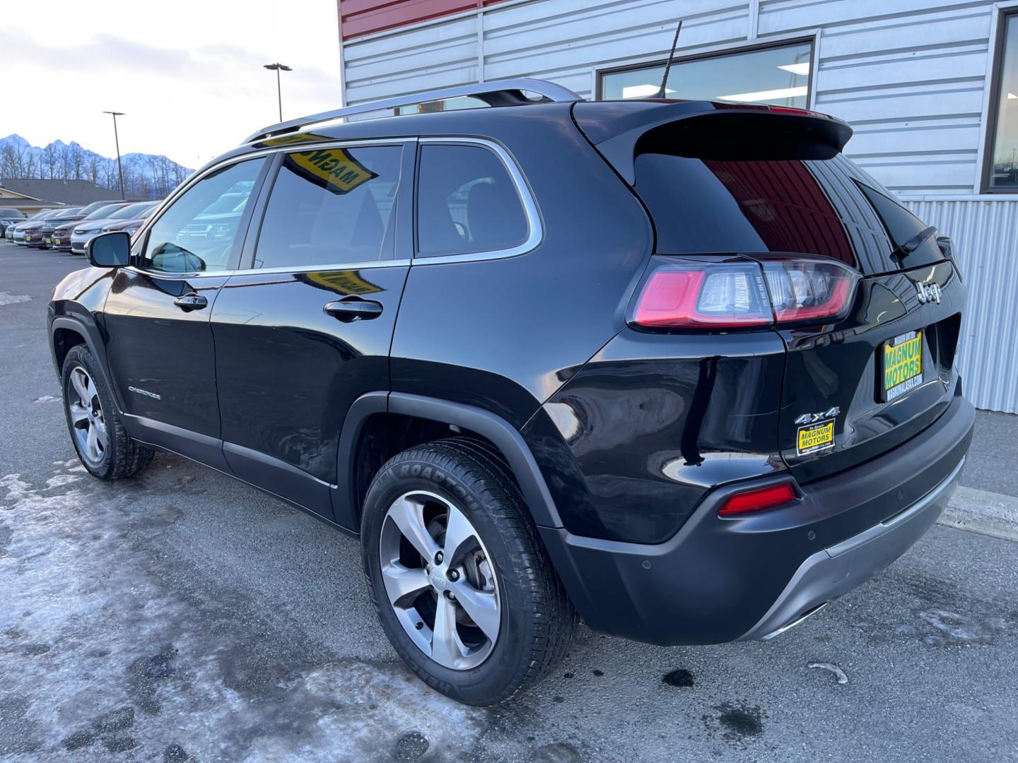 2021 Black /Black Jeep Cherokee Limited 4WD (1C4PJMDX5MD) with an 3.2L V6 DOHC 24V engine, 9A transmission, located at 1960 Industrial Drive, Wasilla, 99654, (907) 274-2277, 61.573475, -149.400146 - Photo#3