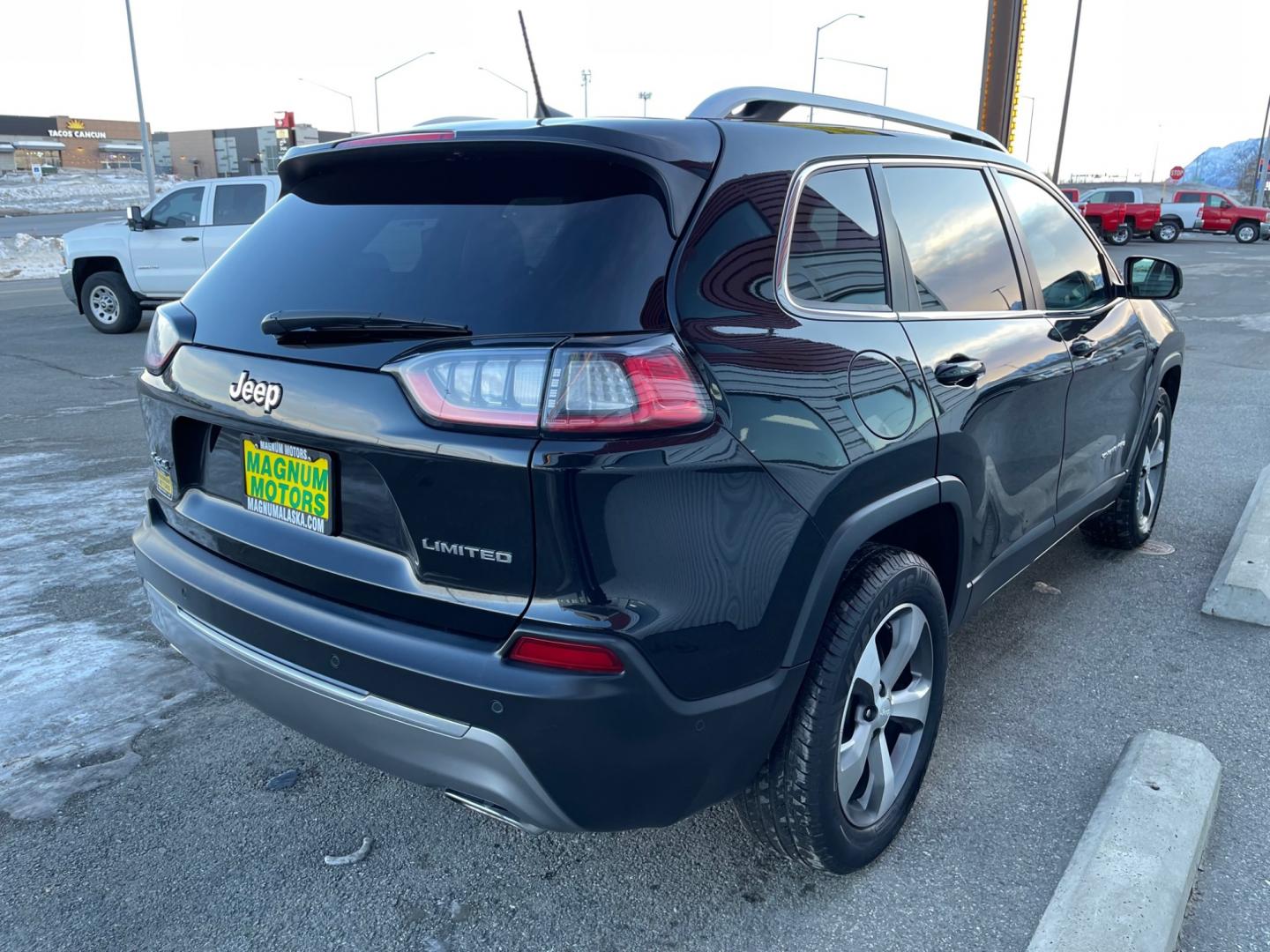 2021 Black /Black Jeep Cherokee Limited 4WD (1C4PJMDX5MD) with an 3.2L V6 DOHC 24V engine, 9A transmission, located at 1960 Industrial Drive, Wasilla, 99654, (907) 274-2277, 61.573475, -149.400146 - Photo#5