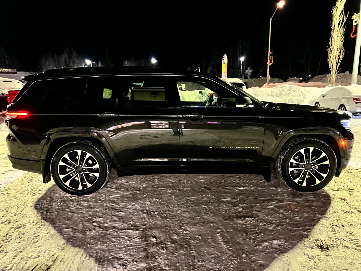 2022 BLACK /BLACK JEEP GRAND CHEROKEE OVERLAND (1C4RJKDG8N8) with an 3.6L engine, Automatic transmission, located at 1960 Industrial Drive, Wasilla, 99654, (907) 274-2277, 61.573475, -149.400146 - Photo#13