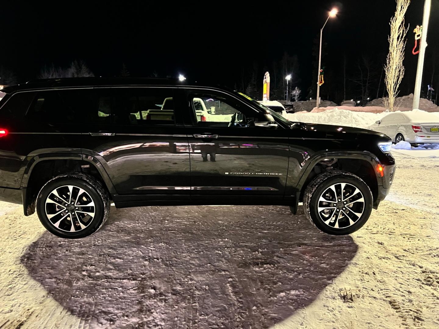 2022 BLACK /BLACK JEEP GRAND CHEROKEE OVERLAND (1C4RJKDG8N8) with an 3.6L engine, Automatic transmission, located at 1960 Industrial Drive, Wasilla, 99654, (907) 274-2277, 61.573475, -149.400146 - Photo#3