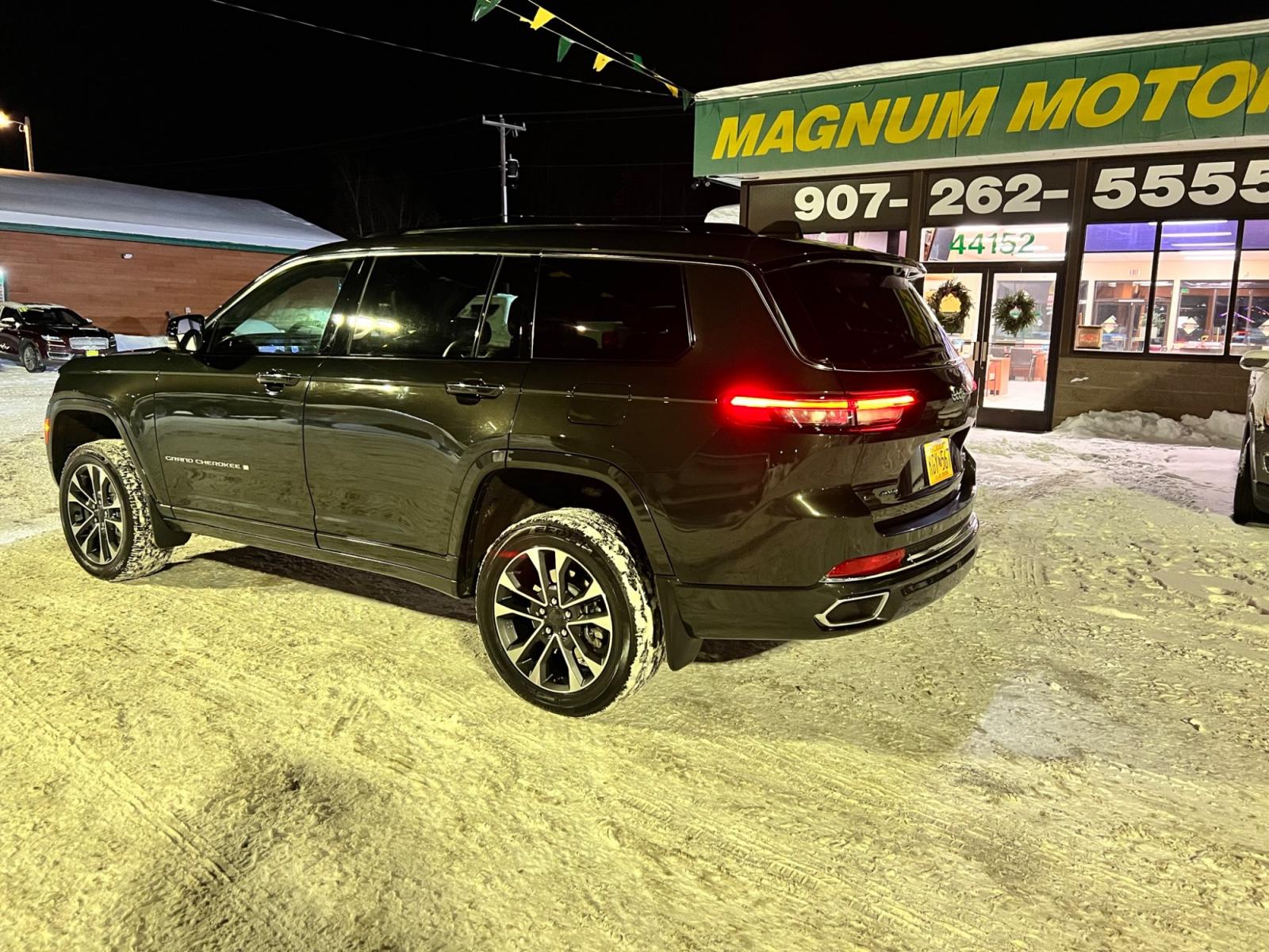 2022 BLACK /BLACK JEEP GRAND CHEROKEE OVERLAND (1C4RJKDG8N8) with an 3.6L engine, Automatic transmission, located at 1960 Industrial Drive, Wasilla, 99654, (907) 274-2277, 61.573475, -149.400146 - Photo #4