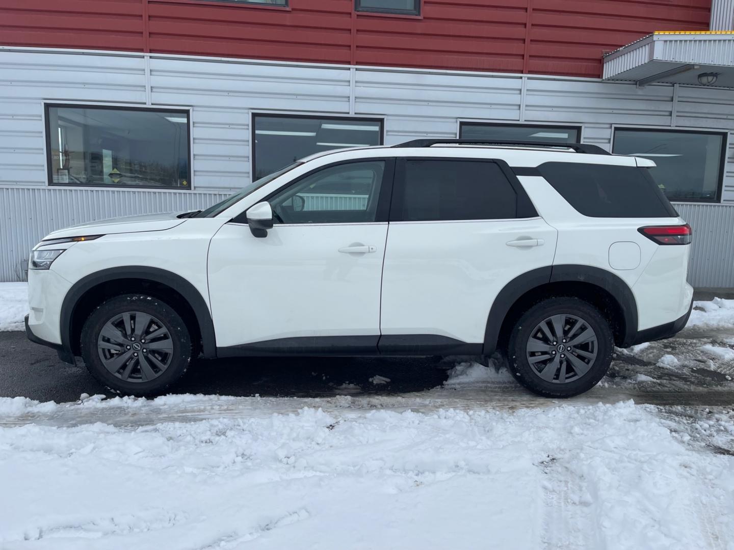 2022 White /Black Nissan Pathfinder SV 4WD (5N1DR3BC8NC) with an 3.5L V6 DOHC 24V engine, CVT transmission, located at 1960 Industrial Drive, Wasilla, 99654, (907) 274-2277, 61.573475, -149.400146 - Photo#2