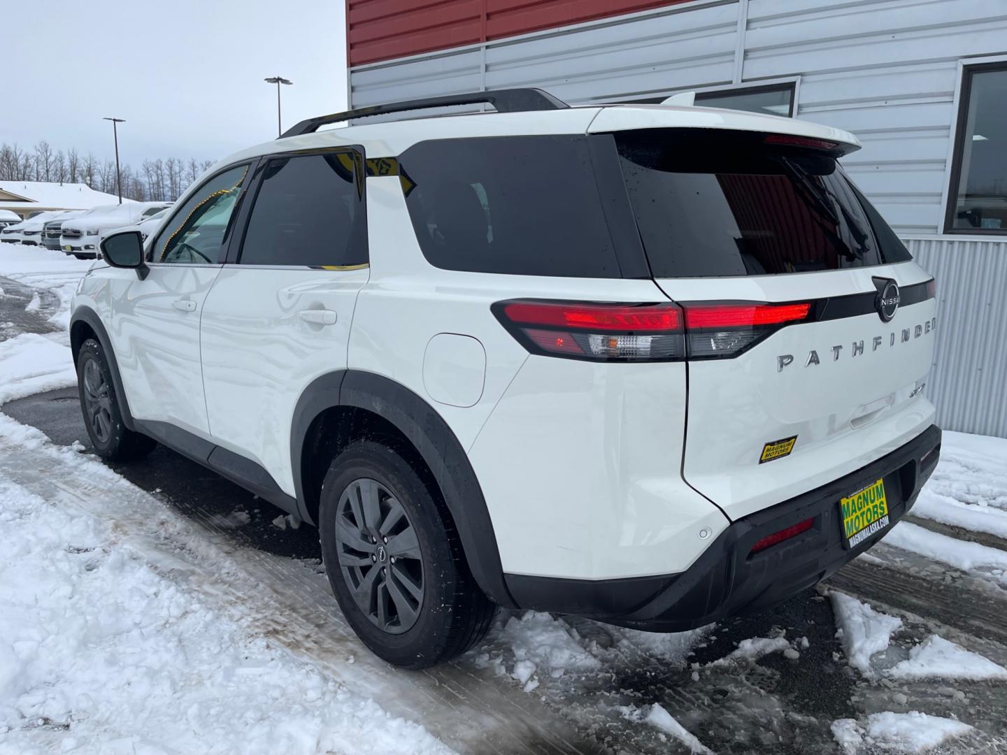 2022 White /Black Nissan Pathfinder SV 4WD (5N1DR3BC8NC) with an 3.5L V6 DOHC 24V engine, CVT transmission, located at 1960 Industrial Drive, Wasilla, 99654, (907) 274-2277, 61.573475, -149.400146 - Photo#3