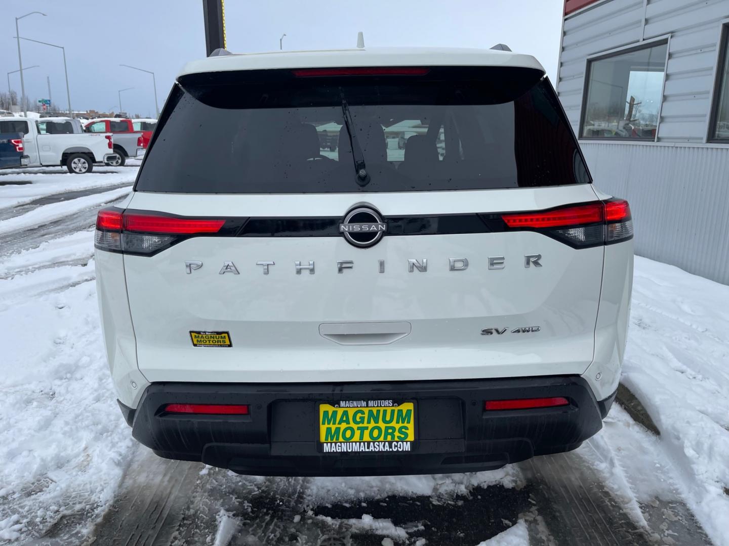 2022 White /Black Nissan Pathfinder SV 4WD (5N1DR3BC8NC) with an 3.5L V6 DOHC 24V engine, CVT transmission, located at 1960 Industrial Drive, Wasilla, 99654, (907) 274-2277, 61.573475, -149.400146 - Photo#4