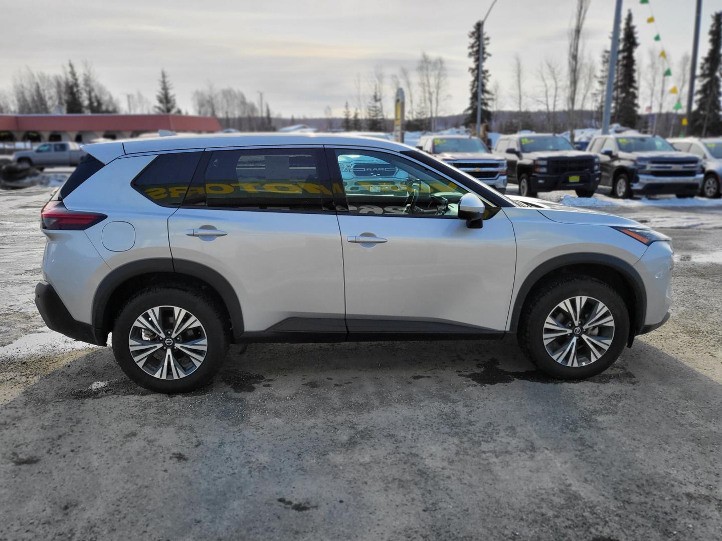 2021 SILVER NISSAN ROGUE SV (5N1AT3BB0MC) with an 2.5L engine, Continuously Variable transmission, located at 1960 Industrial Drive, Wasilla, 99654, (907) 274-2277, 61.573475, -149.400146 - Photo#6