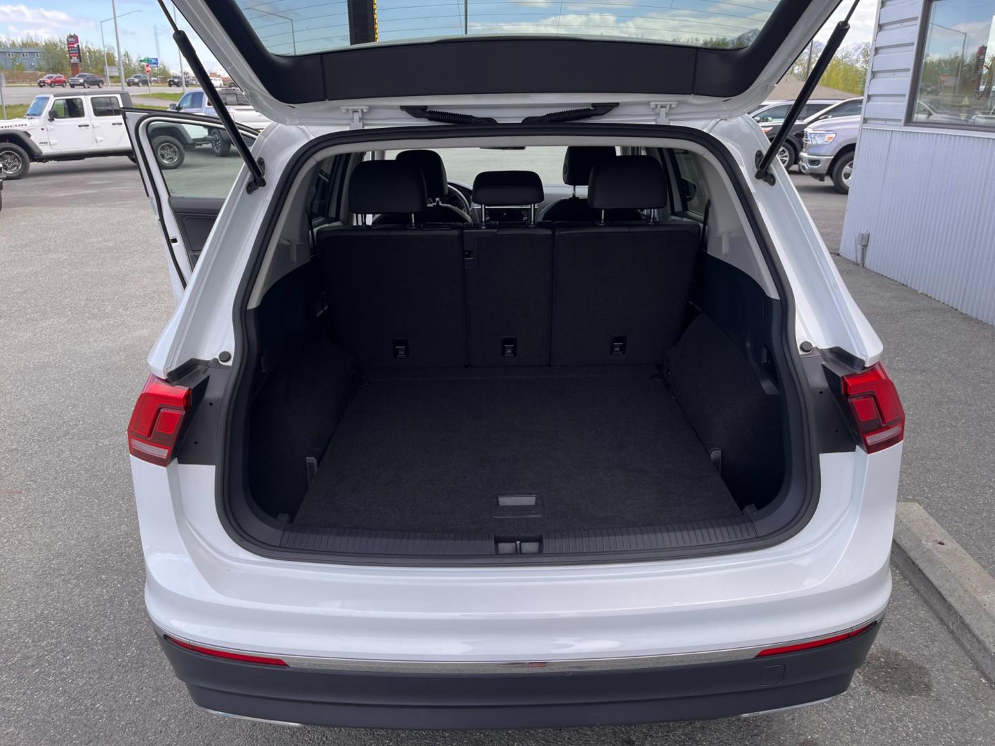 2020 Volkswagen Tiguan SE 4Motion AWD (3VV2B7AX8LM) with an 2.0L L4 DOHC 16V TURBO engine, 8A transmission, located at 1960 Industrial Drive, Wasilla, 99654, (907) 274-2277, 61.573475, -149.400146 - Photo#18