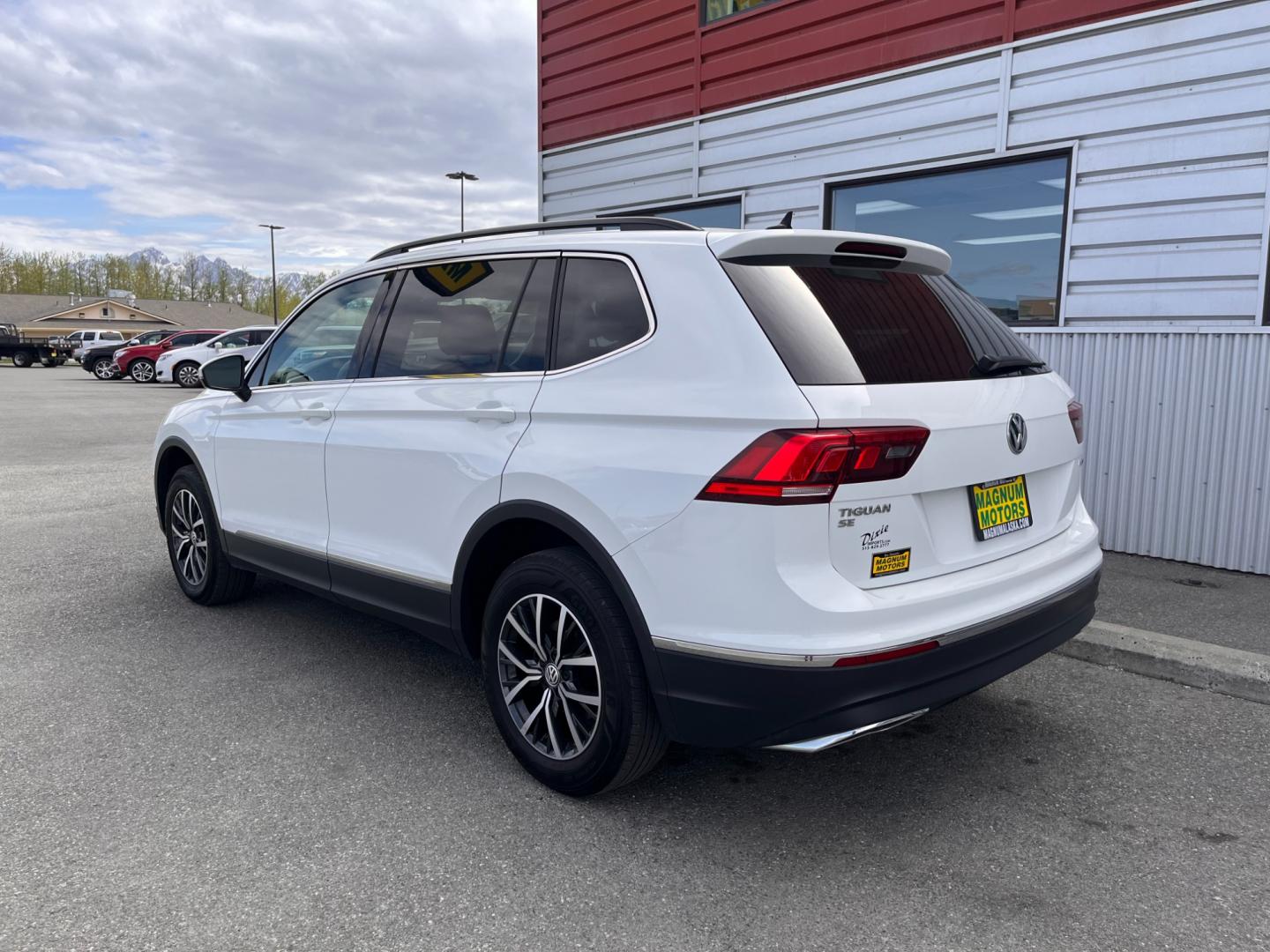 2020 Volkswagen Tiguan SE 4Motion AWD (3VV2B7AX8LM) with an 2.0L L4 DOHC 16V TURBO engine, 8A transmission, located at 1960 Industrial Drive, Wasilla, 99654, (907) 274-2277, 61.573475, -149.400146 - Photo#3