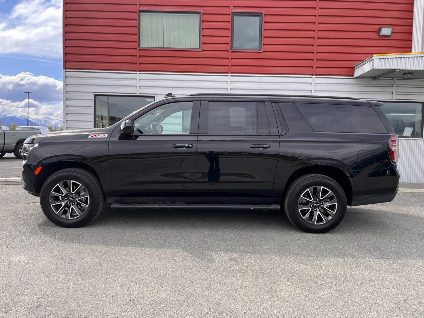 2022 BLACK /black leather CHEVROLET SUBURBAN Z71 (1GNSKDKD2NR) with an 5.3L engine, Automatic transmission, located at 1960 Industrial Drive, Wasilla, 99654, (907) 274-2277, 61.573475, -149.400146 - Photo#0