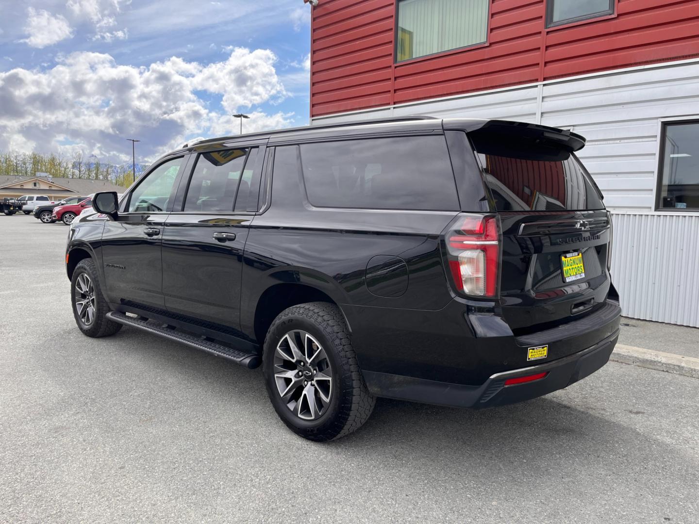 2022 BLACK /black leather CHEVROLET SUBURBAN Z71 (1GNSKDKD2NR) with an 5.3L engine, Automatic transmission, located at 1960 Industrial Drive, Wasilla, 99654, (907) 274-2277, 61.573475, -149.400146 - Photo#3