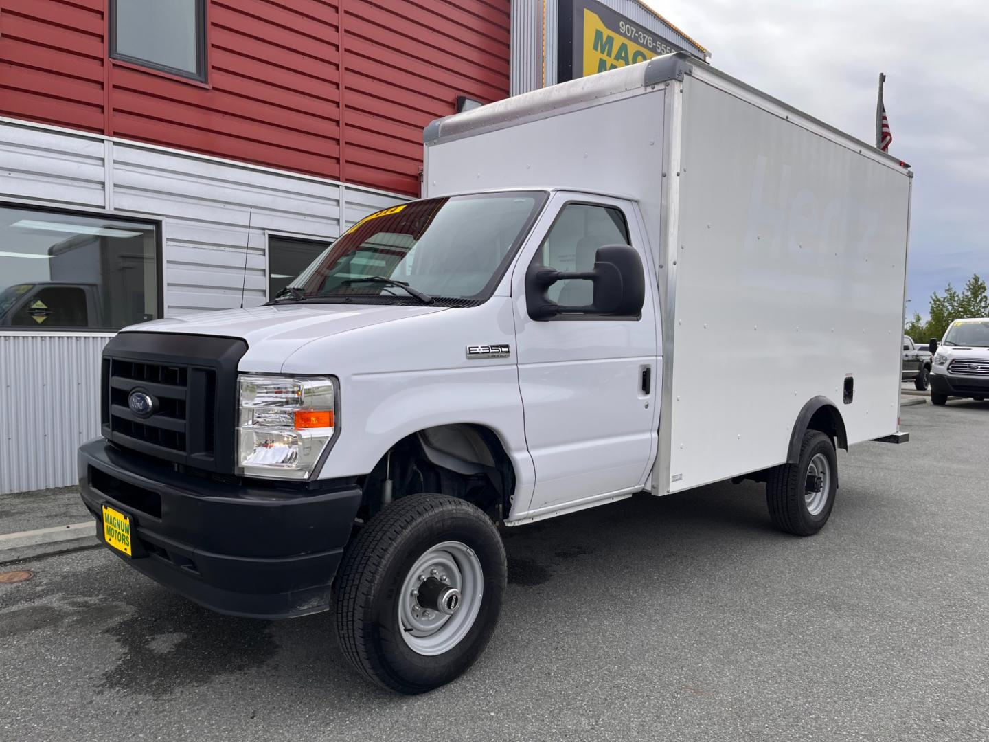 2022 WHITE FORD E-SERIES E-350 SD (1FDWE3FK9ND) with an 7.3L engine, Automatic transmission, located at 1960 Industrial Drive, Wasilla, 99654, (907) 274-2277, 61.573475, -149.400146 - Photo#1