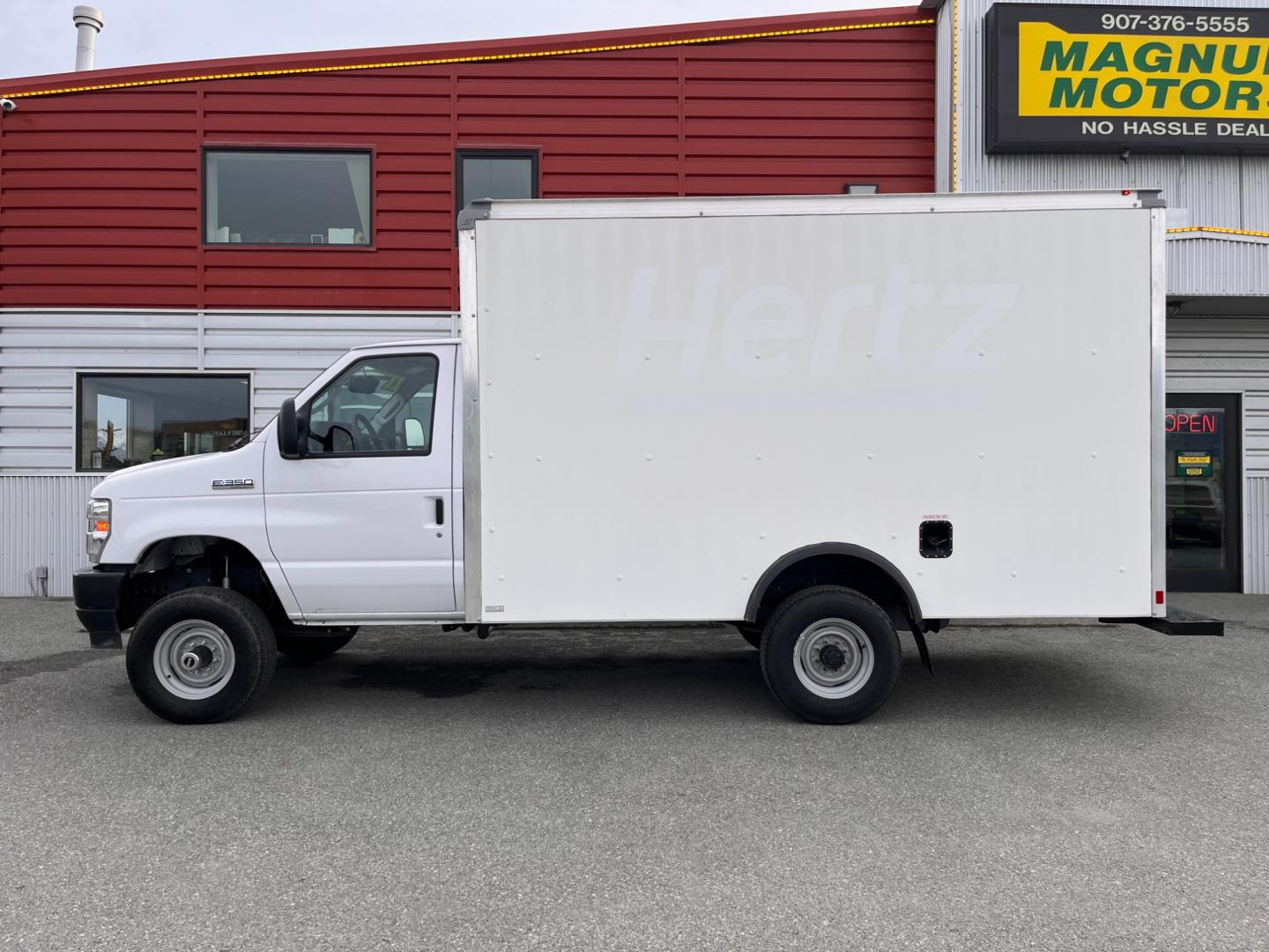 2022 WHITE FORD E-SERIES E-350 SD (1FDWE3FK9ND) with an 7.3L engine, Automatic transmission, located at 1960 Industrial Drive, Wasilla, 99654, (907) 274-2277, 61.573475, -149.400146 - Photo#0