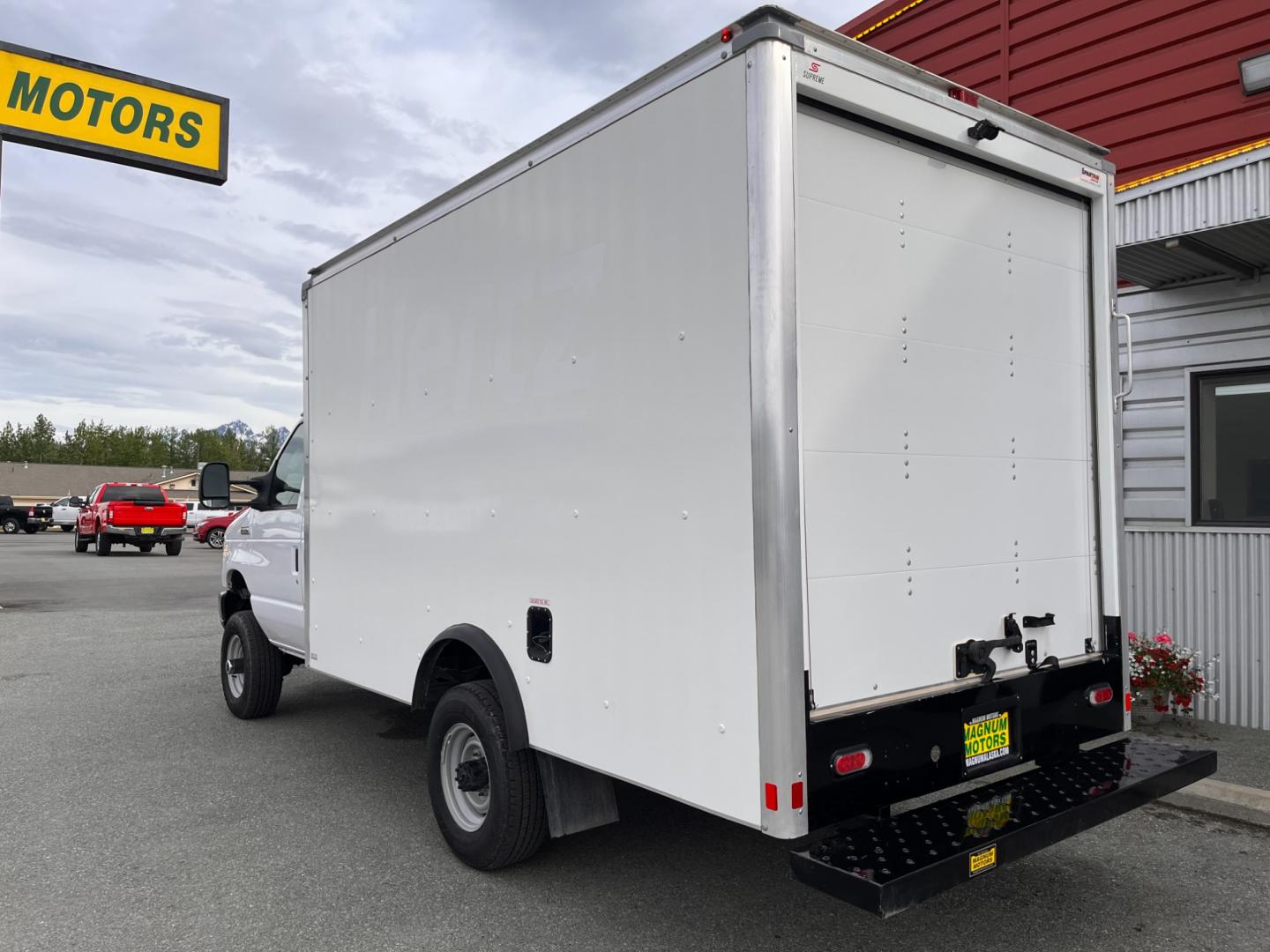 2022 WHITE FORD E-SERIES E-350 SD (1FDWE3FK9ND) with an 7.3L engine, Automatic transmission, located at 1960 Industrial Drive, Wasilla, 99654, (907) 274-2277, 61.573475, -149.400146 - Photo#2