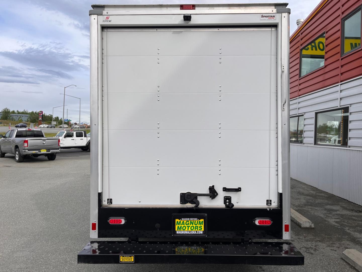 2022 WHITE FORD E-SERIES E-350 SD (1FDWE3FK9ND) with an 7.3L engine, Automatic transmission, located at 1960 Industrial Drive, Wasilla, 99654, (907) 274-2277, 61.573475, -149.400146 - Photo#3