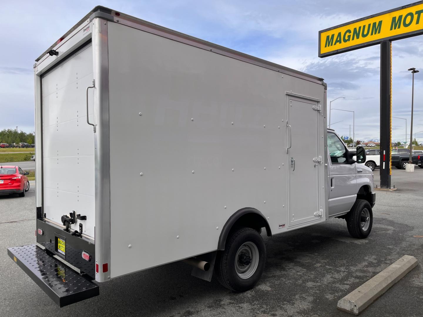 2022 WHITE FORD E-SERIES E-350 SD (1FDWE3FK9ND) with an 7.3L engine, Automatic transmission, located at 1960 Industrial Drive, Wasilla, 99654, (907) 274-2277, 61.573475, -149.400146 - Photo#4