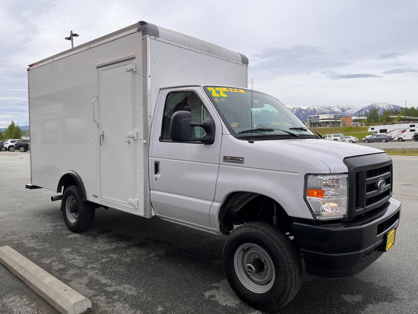 2022 WHITE FORD E-SERIES E-350 SD (1FDWE3FK9ND) with an 7.3L engine, Automatic transmission, located at 1960 Industrial Drive, Wasilla, 99654, (907) 274-2277, 61.573475, -149.400146 - Photo#5