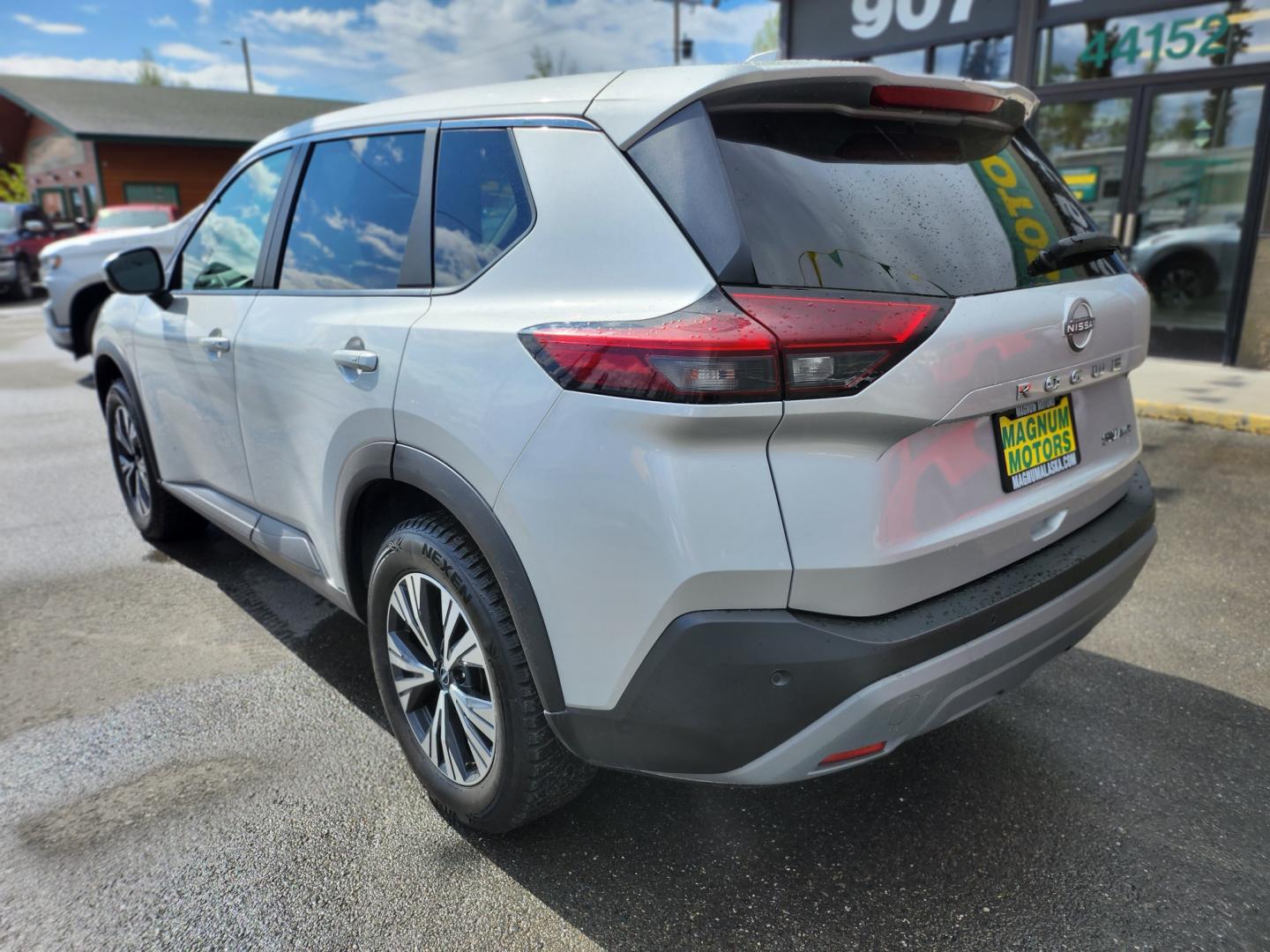 2022 SILVER /GRAY NISSAN ROGUE SV (5N1BT3BB3NC) with an 1.5L engine, Continuously Variable transmission, located at 1960 Industrial Drive, Wasilla, 99654, (907) 274-2277, 61.573475, -149.400146 - Photo#3