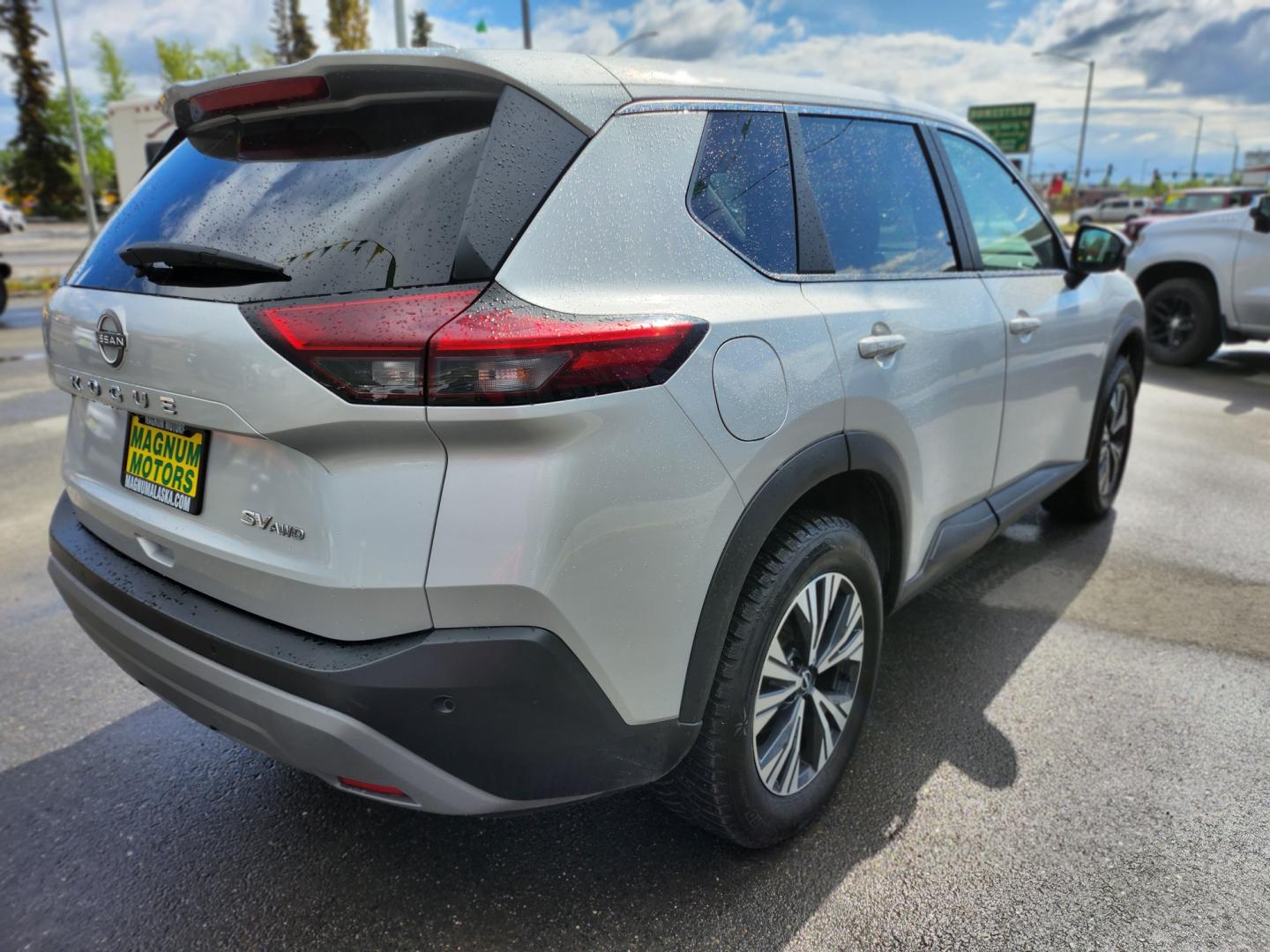 2022 SILVER /GRAY NISSAN ROGUE SV (5N1BT3BB3NC) with an 1.5L engine, Continuously Variable transmission, located at 1960 Industrial Drive, Wasilla, 99654, (907) 274-2277, 61.573475, -149.400146 - Photo#5