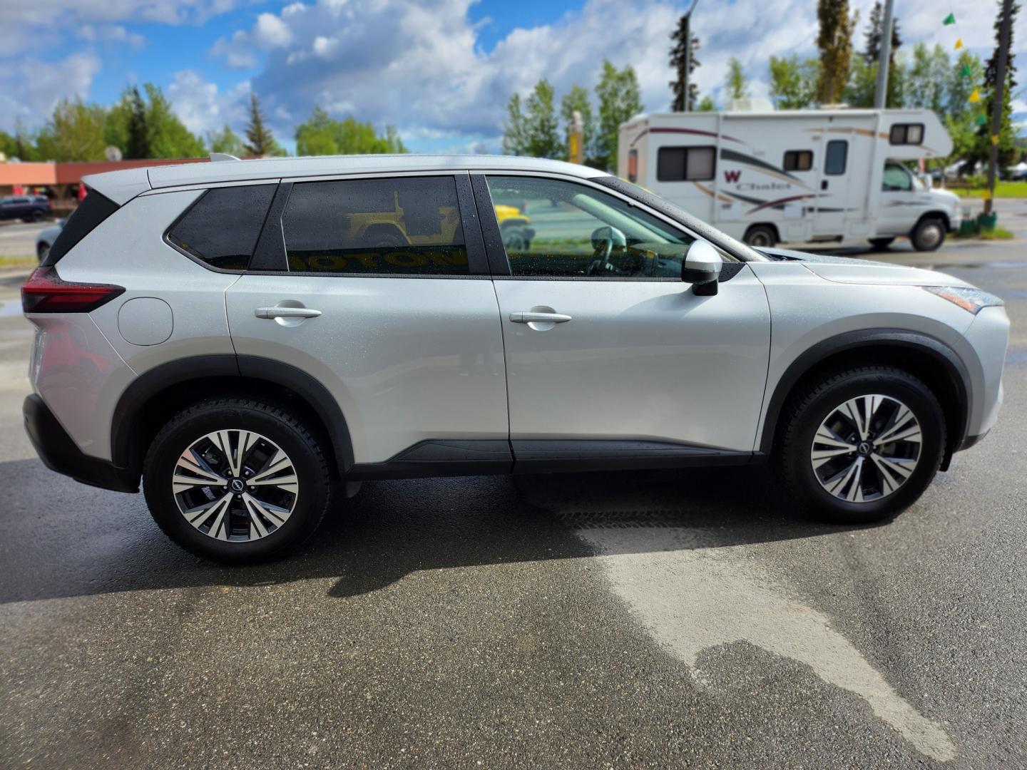 2022 SILVER /GRAY NISSAN ROGUE SV (5N1BT3BB3NC) with an 1.5L engine, Continuously Variable transmission, located at 1960 Industrial Drive, Wasilla, 99654, (907) 274-2277, 61.573475, -149.400146 - Photo#6