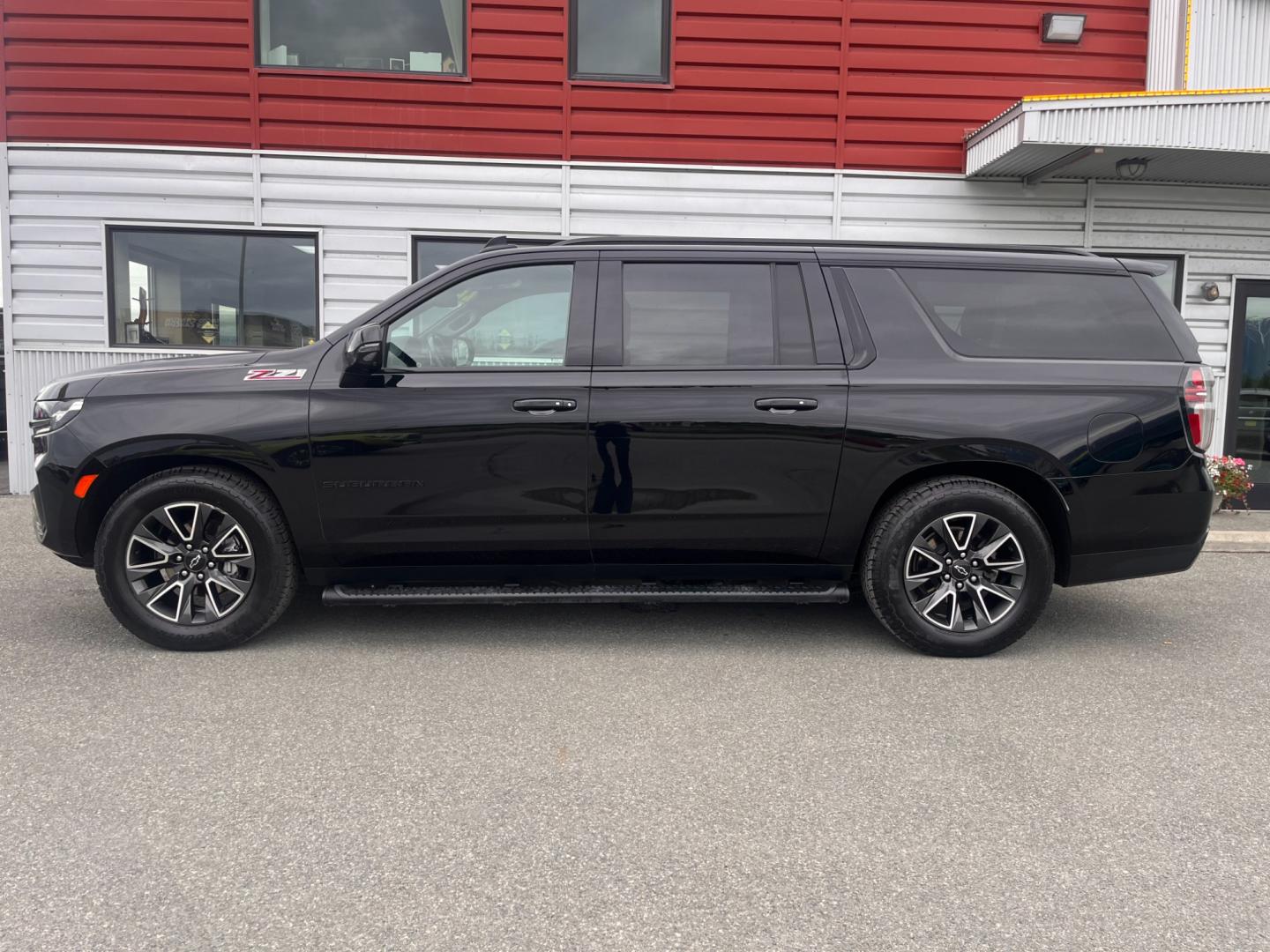 2022 Black Chevrolet Suburban Z71 (1GNSKDKD5NR) with an 5.3L V8 OHV 16V engine, 10A transmission, located at 1960 Industrial Drive, Wasilla, 99654, (907) 274-2277, 61.573475, -149.400146 - Photo#2