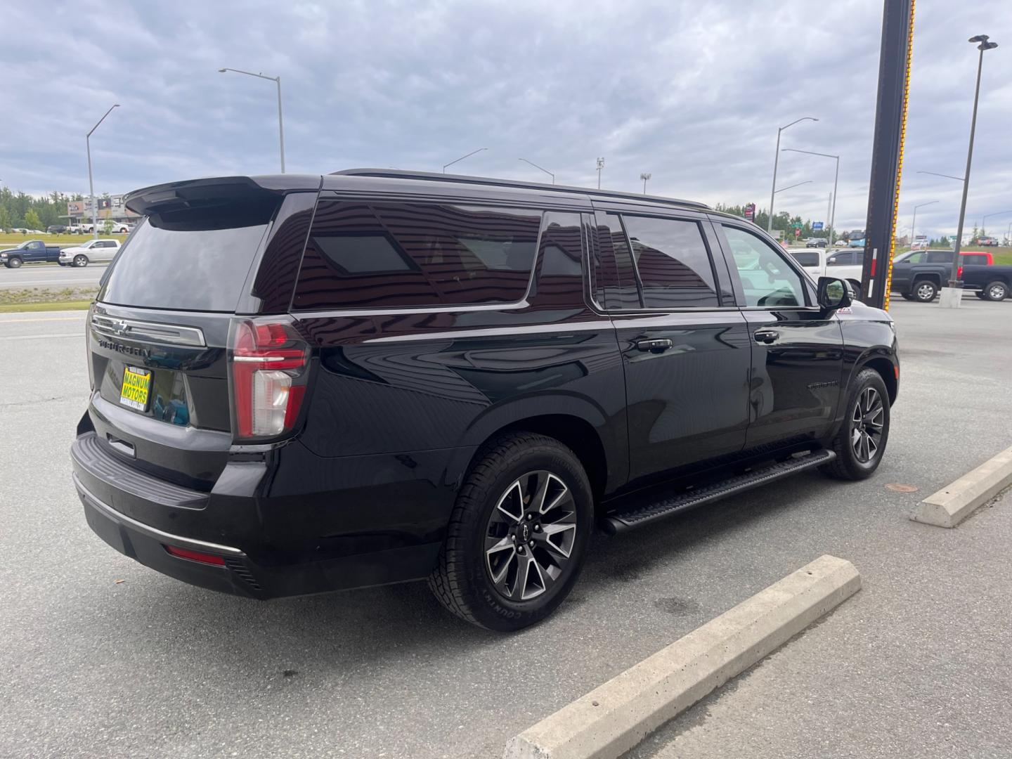 2022 Black Chevrolet Suburban Z71 (1GNSKDKD5NR) with an 5.3L V8 OHV 16V engine, 10A transmission, located at 1960 Industrial Drive, Wasilla, 99654, (907) 274-2277, 61.573475, -149.400146 - Photo#5