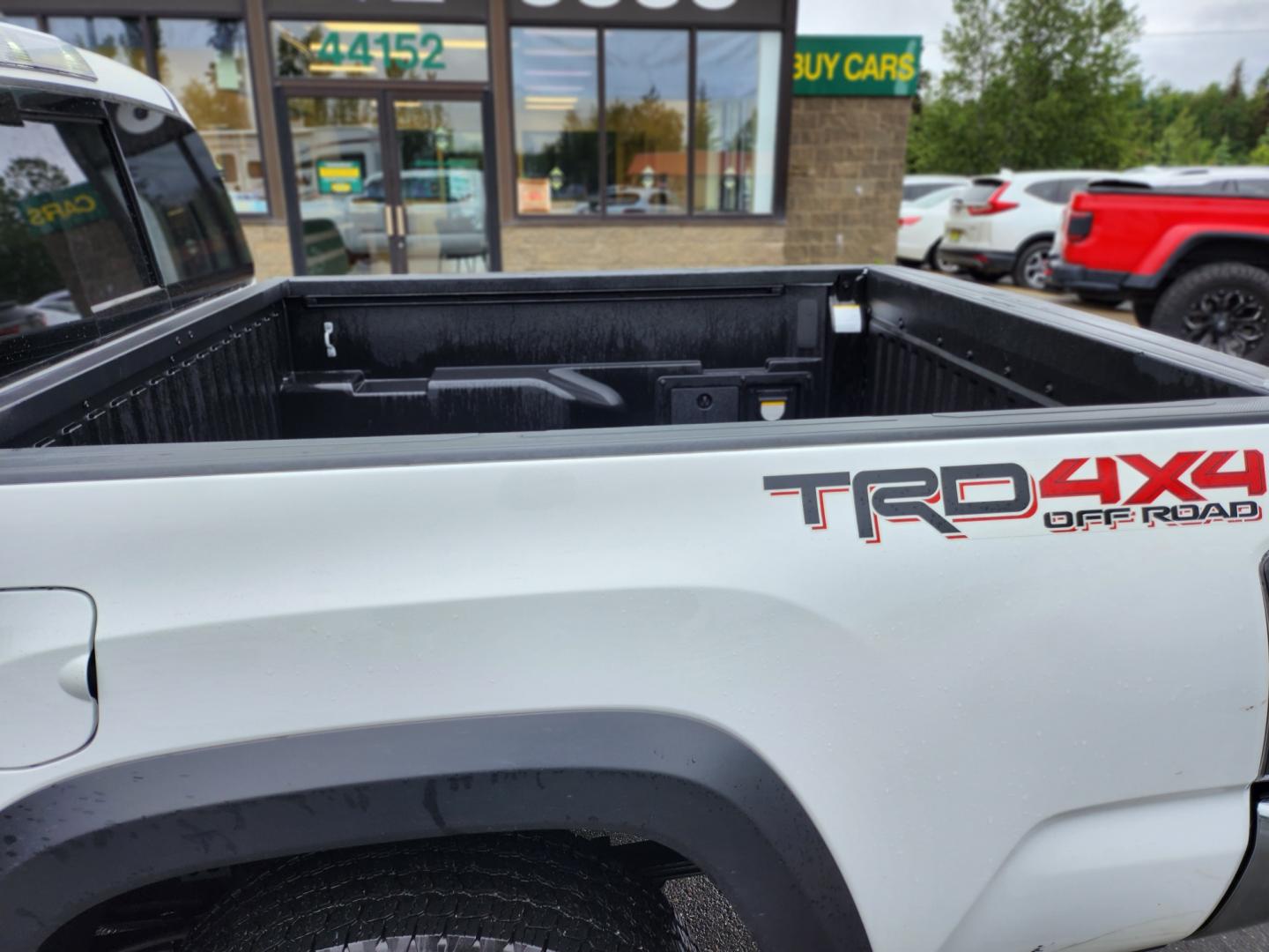 2022 White /GRAY/BLACK Toyota Tacoma SR5 Double Cab Long Bed V6 6AT 4WD (3TMCZ5AN2NM) with an 3.5L V6 DOHC 24V engine, 6A transmission, located at 1960 Industrial Drive, Wasilla, 99654, (907) 274-2277, 61.573475, -149.400146 - Photo#12