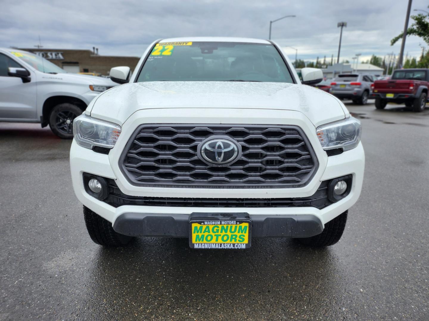 2022 White /GRAY/BLACK Toyota Tacoma SR5 Double Cab Long Bed V6 6AT 4WD (3TMCZ5AN2NM) with an 3.5L V6 DOHC 24V engine, 6A transmission, located at 1960 Industrial Drive, Wasilla, 99654, (907) 274-2277, 61.573475, -149.400146 - Photo#1