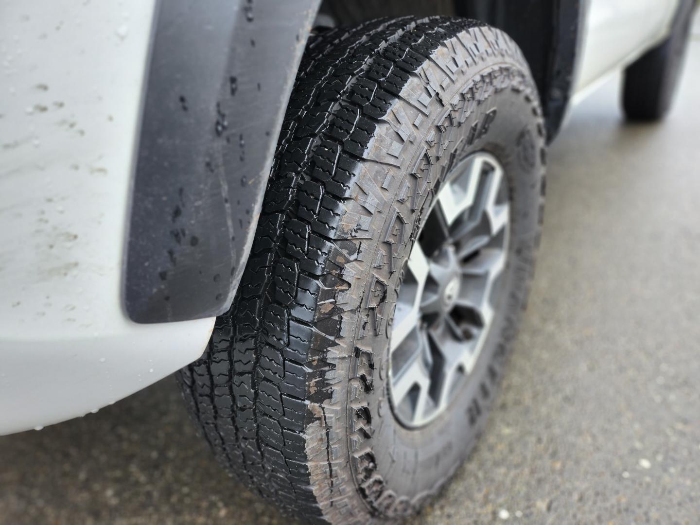 2022 White /GRAY/BLACK Toyota Tacoma SR5 Double Cab Long Bed V6 6AT 4WD (3TMCZ5AN2NM) with an 3.5L V6 DOHC 24V engine, 6A transmission, located at 1960 Industrial Drive, Wasilla, 99654, (907) 274-2277, 61.573475, -149.400146 - Photo#3