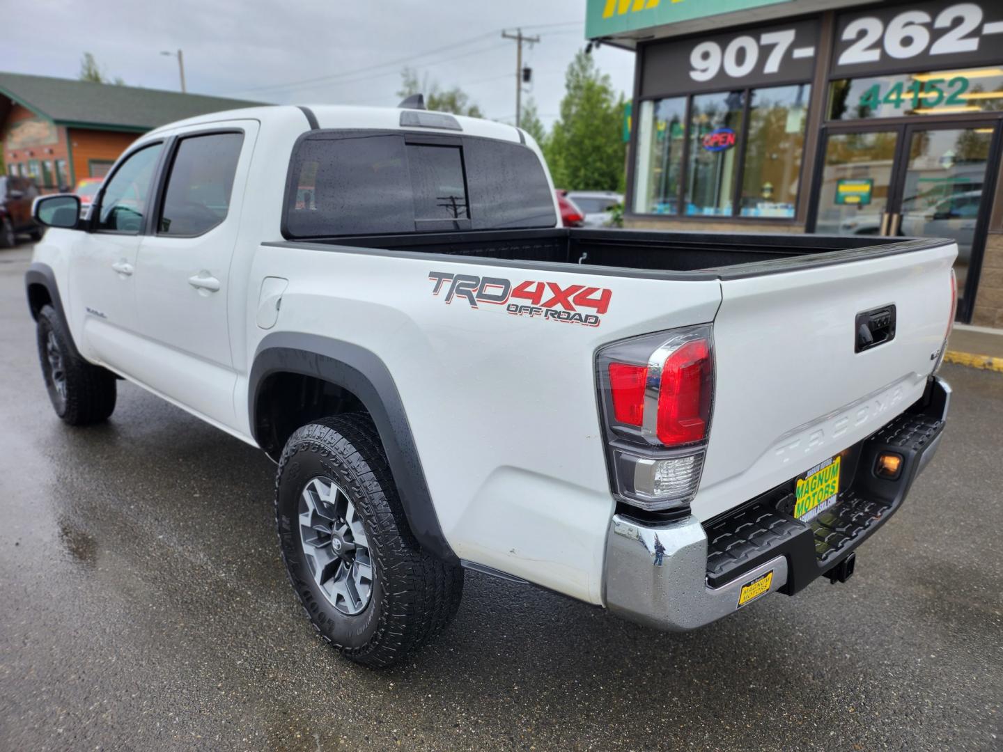 2022 White /GRAY/BLACK Toyota Tacoma SR5 Double Cab Long Bed V6 6AT 4WD (3TMCZ5AN2NM) with an 3.5L V6 DOHC 24V engine, 6A transmission, located at 1960 Industrial Drive, Wasilla, 99654, (907) 274-2277, 61.573475, -149.400146 - Photo#4