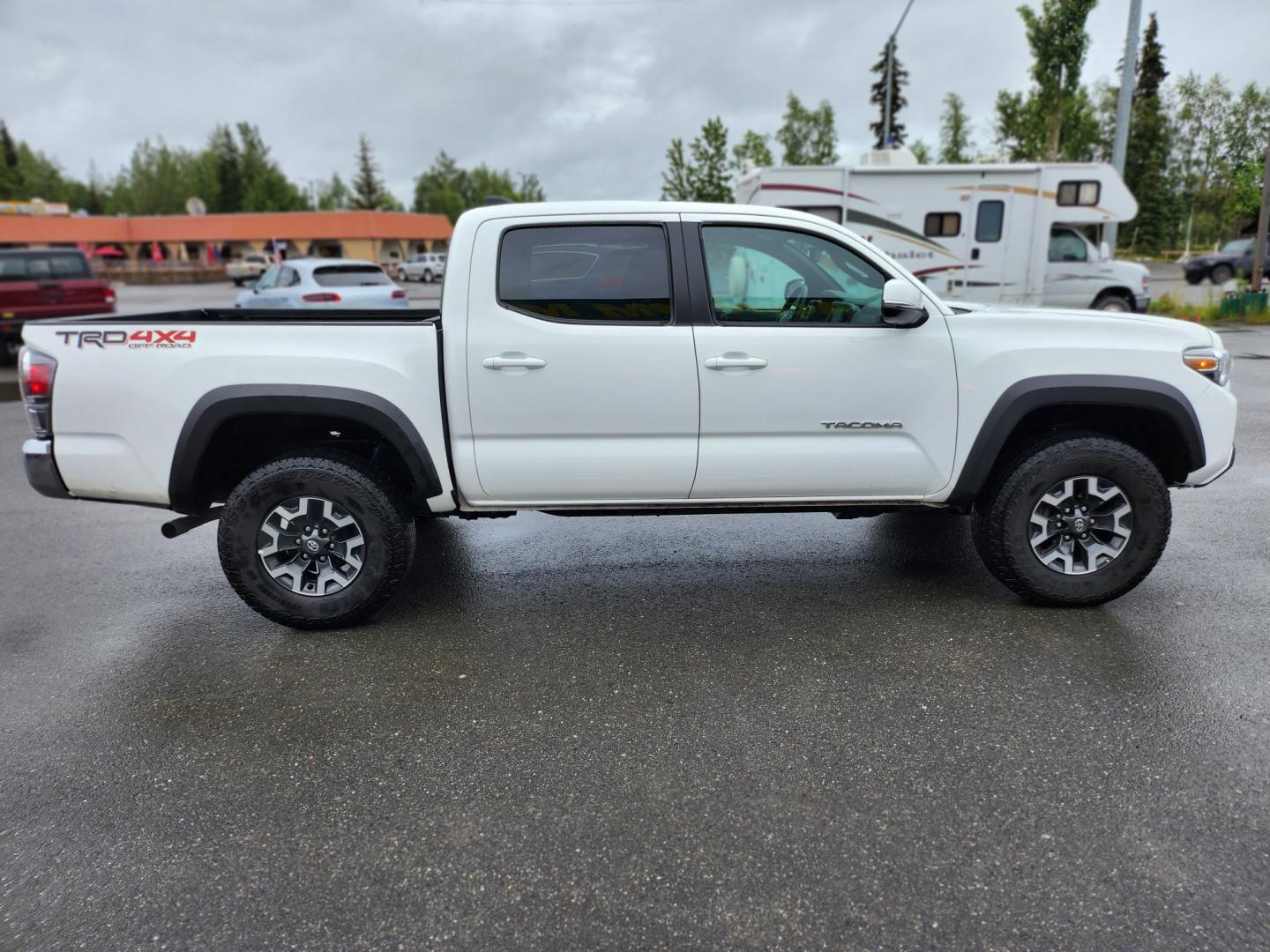 2022 White /GRAY/BLACK Toyota Tacoma SR5 Double Cab Long Bed V6 6AT 4WD (3TMCZ5AN2NM) with an 3.5L V6 DOHC 24V engine, 6A transmission, located at 1960 Industrial Drive, Wasilla, 99654, (907) 274-2277, 61.573475, -149.400146 - Photo#7