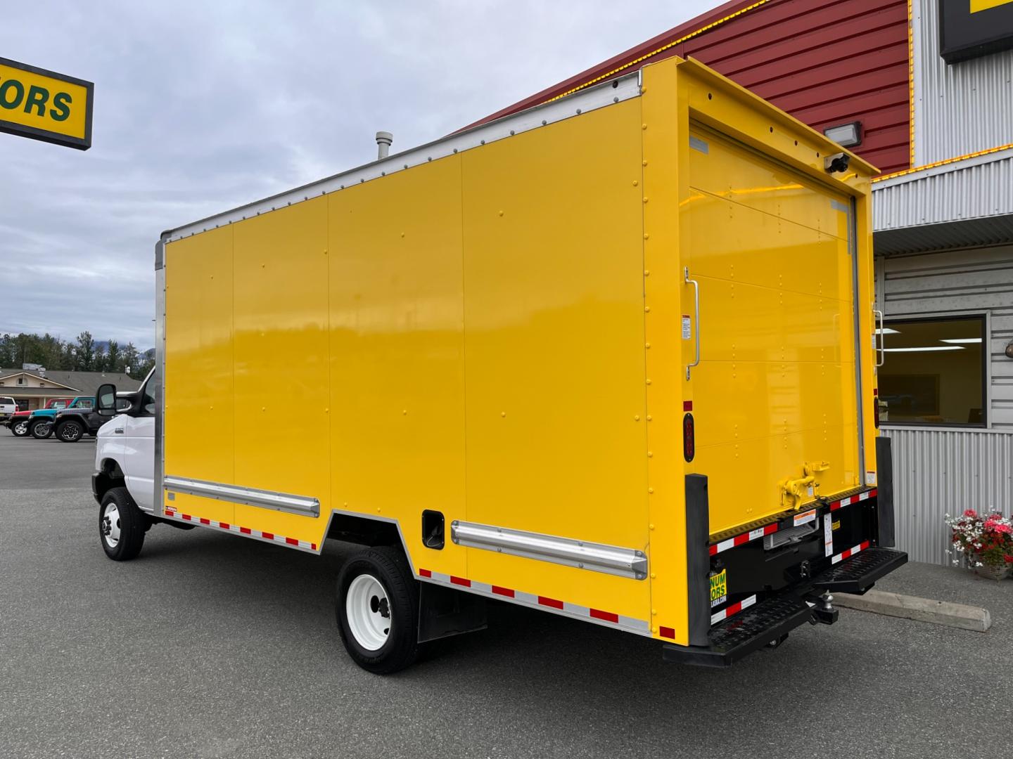 2022 Ford Econoline E-350 Super Duty (1FDWE3FK7ND) with an 7.3LV8 OHV 16V engine, located at 1960 Industrial Drive, Wasilla, 99654, (907) 274-2277, 61.573475, -149.400146 - Photo#2