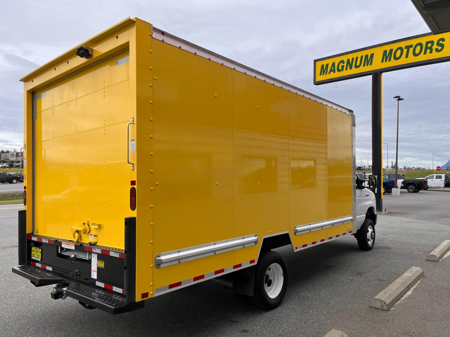 2022 Ford Econoline E-350 Super Duty (1FDWE3FK7ND) with an 7.3LV8 OHV 16V engine, located at 1960 Industrial Drive, Wasilla, 99654, (907) 274-2277, 61.573475, -149.400146 - Photo#4