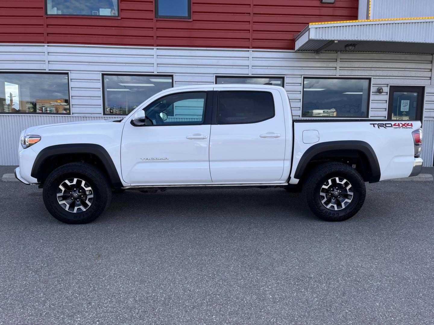 2022 WHITE TOYOTA TACOMA SR V6 (3TMCZ5AN2NM) with an 3.5L engine, Automatic transmission, located at 1960 Industrial Drive, Wasilla, 99654, (907) 274-2277, 61.573475, -149.400146 - Photo#0