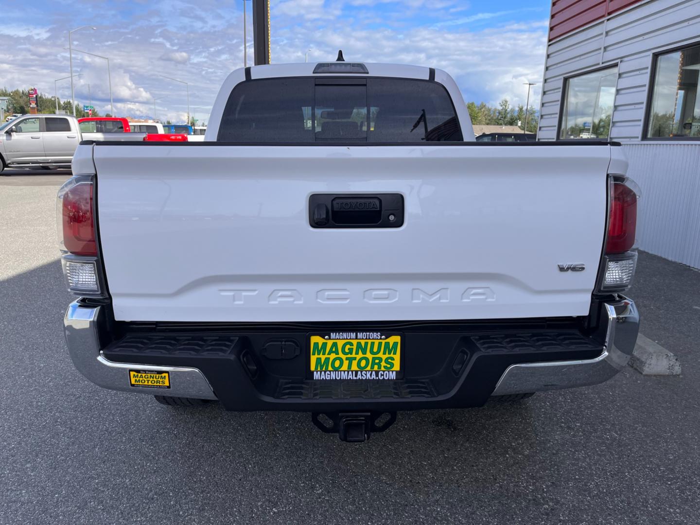 2022 WHITE TOYOTA TACOMA SR V6 (3TMCZ5AN2NM) with an 3.5L engine, Automatic transmission, located at 1960 Industrial Drive, Wasilla, 99654, (907) 274-2277, 61.573475, -149.400146 - Photo#3