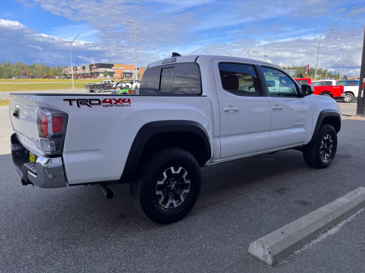 2022 WHITE TOYOTA TACOMA SR V6 (3TMCZ5AN2NM) with an 3.5L engine, Automatic transmission, located at 1960 Industrial Drive, Wasilla, 99654, (907) 274-2277, 61.573475, -149.400146 - Photo#4