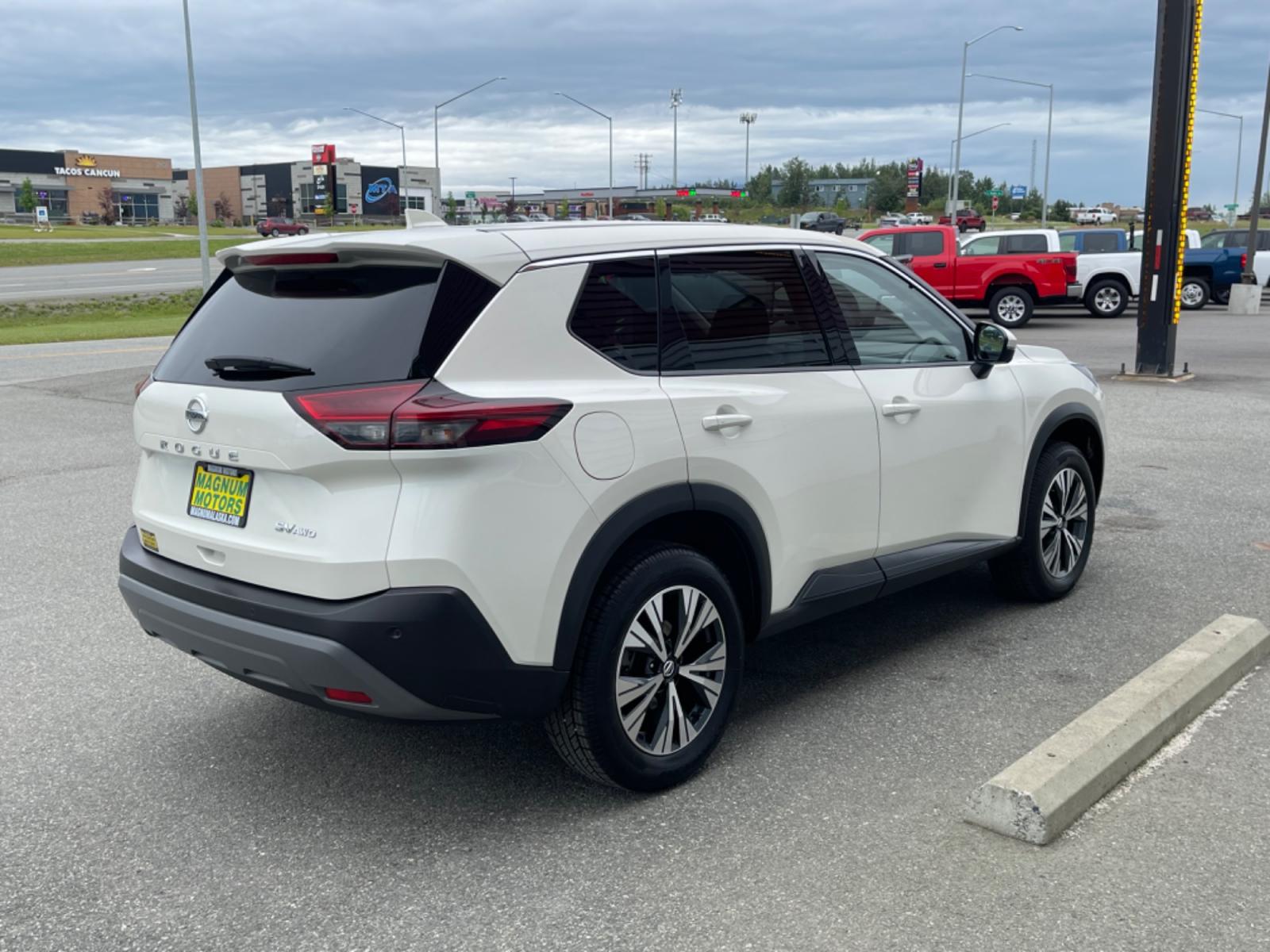 2021 WHITE /gray NISSAN ROGUE SV (JN8AT3BB4MW) with an 2.5L engine, Continuously Variable transmission, located at 1960 Industrial Drive, Wasilla, 99654, (907) 274-2277, 61.573475, -149.400146 - Photo #3
