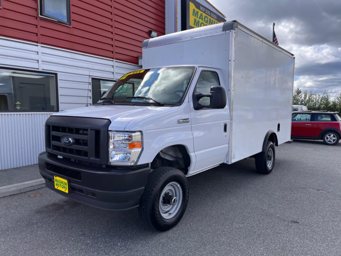 2022 WHITE FORD E-SERIES E-350 SD (1FDWE3FK4ND) with an 7.3L engine, Automatic transmission, located at 1960 Industrial Drive, Wasilla, 99654, (907) 274-2277, 61.573475, -149.400146 - Photo#0