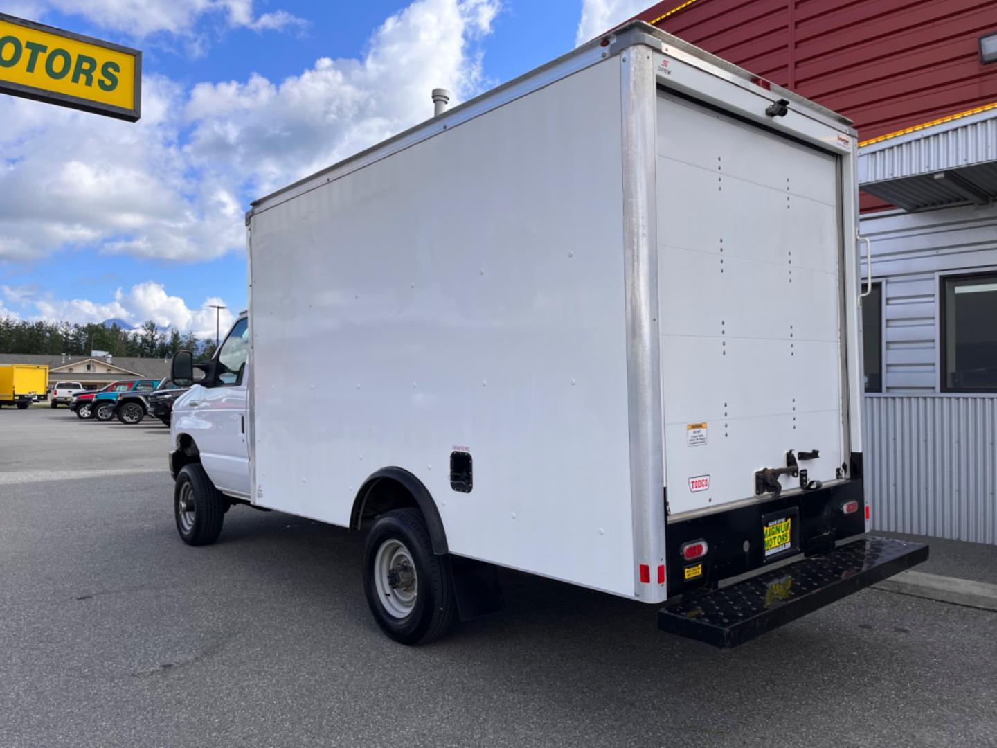 2022 WHITE FORD E-SERIES E-350 SD (1FDWE3FK4ND) with an 7.3L engine, Automatic transmission, located at 1960 Industrial Drive, Wasilla, 99654, (907) 274-2277, 61.573475, -149.400146 - Photo#2