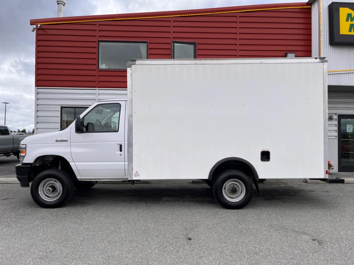 2022 WHITE FORD E-SERIES E-350 SD (1FDWE3FK4ND) with an 7.3L engine, Automatic transmission, located at 1960 Industrial Drive, Wasilla, 99654, (907) 274-2277, 61.573475, -149.400146 - Photo#1