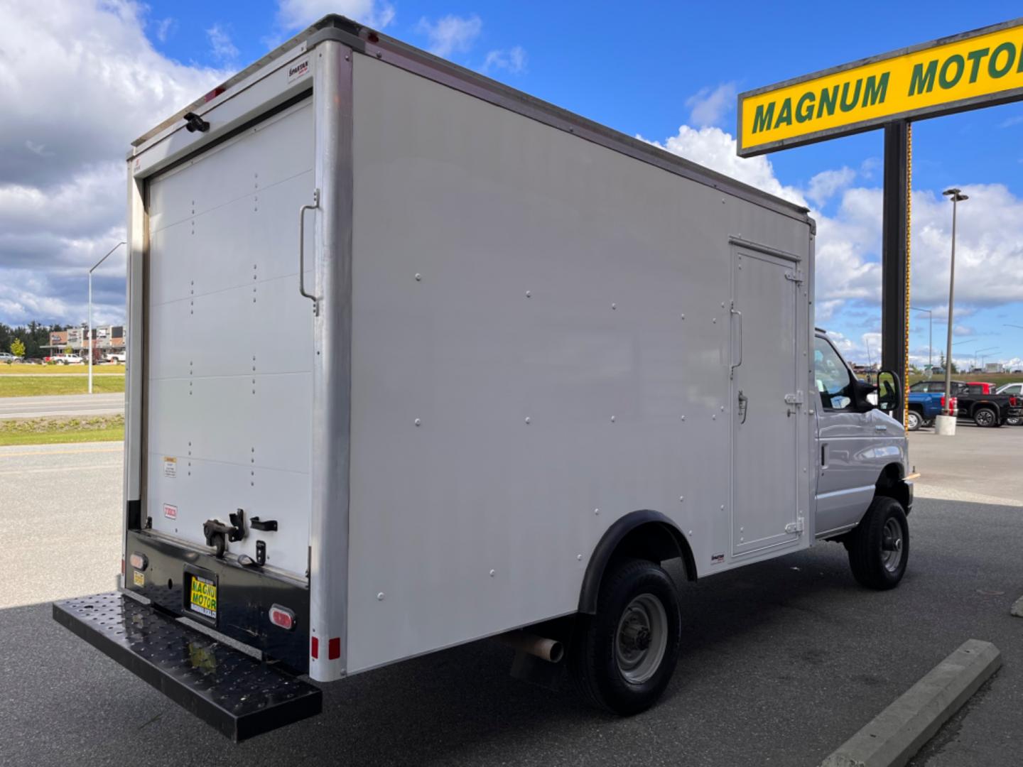 2022 WHITE FORD E-SERIES E-350 SD (1FDWE3FK4ND) with an 7.3L engine, Automatic transmission, located at 1960 Industrial Drive, Wasilla, 99654, (907) 274-2277, 61.573475, -149.400146 - Photo#4