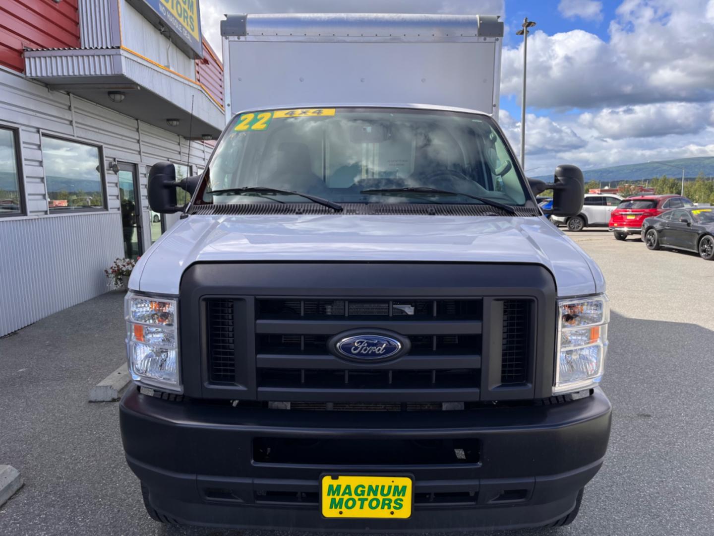 2022 WHITE FORD E-SERIES E-350 SD (1FDWE3FK4ND) with an 7.3L engine, Automatic transmission, located at 1960 Industrial Drive, Wasilla, 99654, (907) 274-2277, 61.573475, -149.400146 - Photo#5