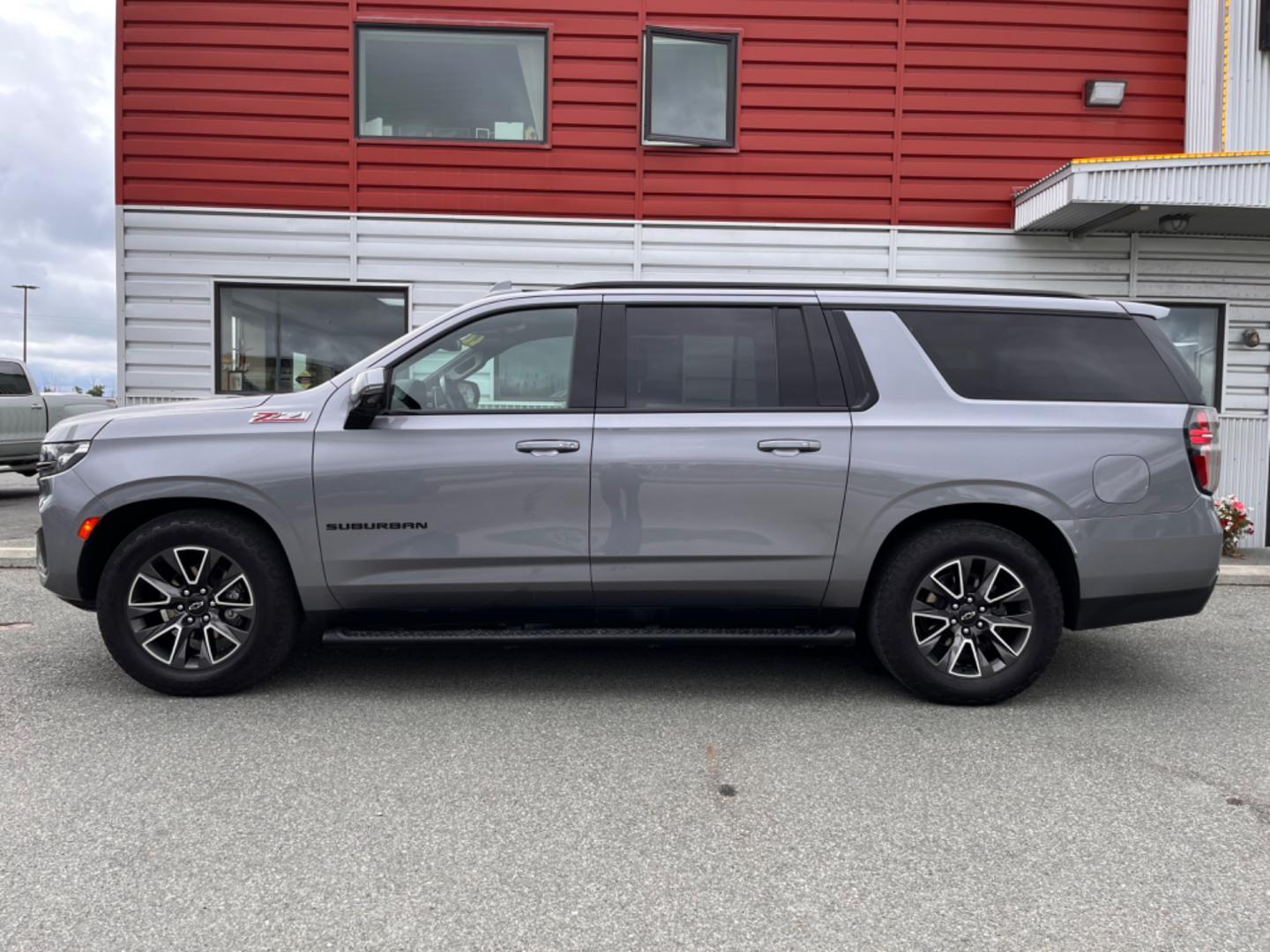 2022 GRAY /Black leather CHEVROLET SUBURBAN Z71 (1GNSKDKD5NR) with an 5.3L engine, Automatic transmission, located at 1960 Industrial Drive, Wasilla, 99654, (907) 274-2277, 61.573475, -149.400146 - Photo#1