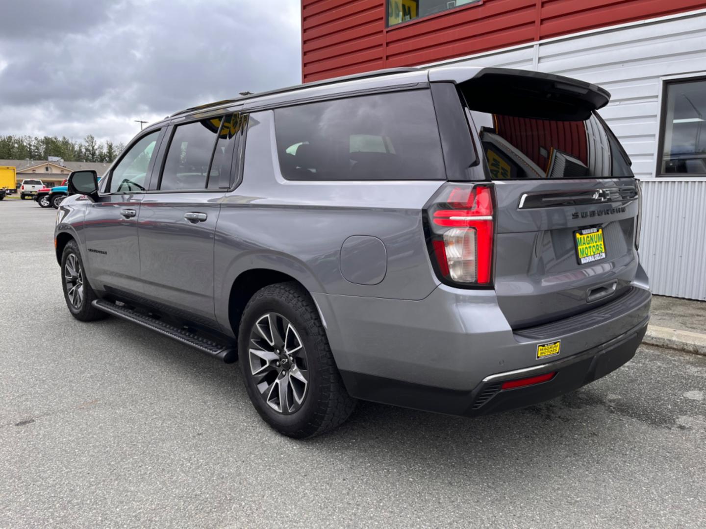 2022 GRAY /Black leather CHEVROLET SUBURBAN Z71 (1GNSKDKD5NR) with an 5.3L engine, Automatic transmission, located at 1960 Industrial Drive, Wasilla, 99654, (907) 274-2277, 61.573475, -149.400146 - Photo#2