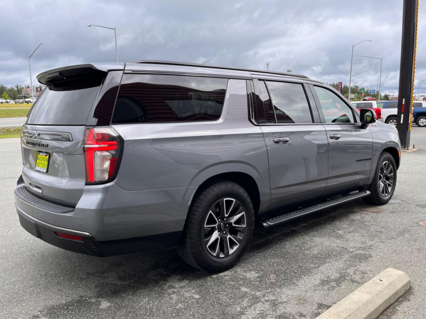 2022 GRAY /Black leather CHEVROLET SUBURBAN Z71 (1GNSKDKD5NR) with an 5.3L engine, Automatic transmission, located at 1960 Industrial Drive, Wasilla, 99654, (907) 274-2277, 61.573475, -149.400146 - Photo#4